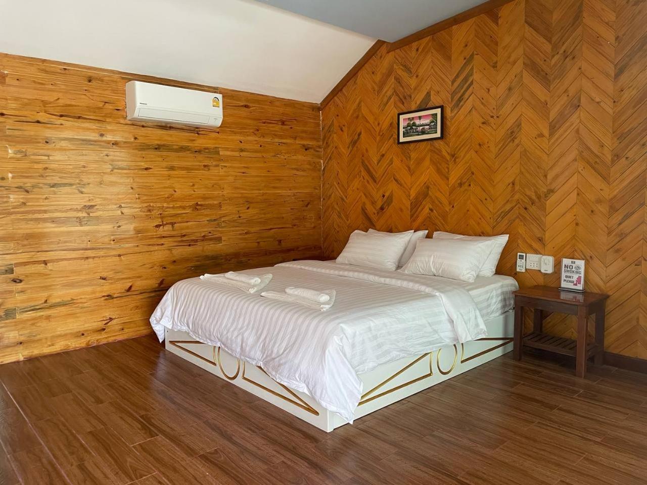 Deluxe Queen Room - Photo 13