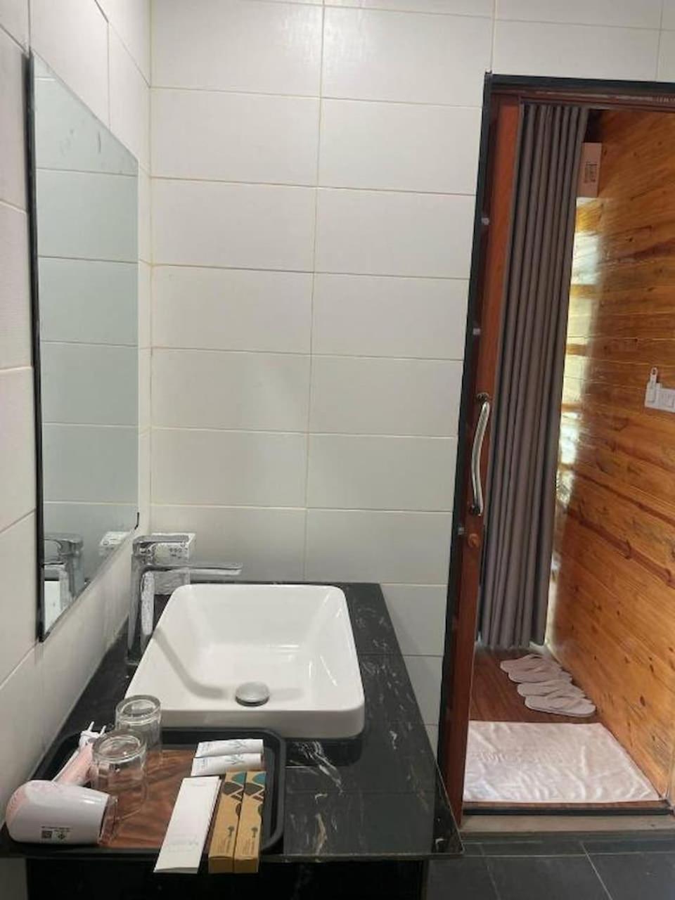 Deluxe Twin Room - Photo 9