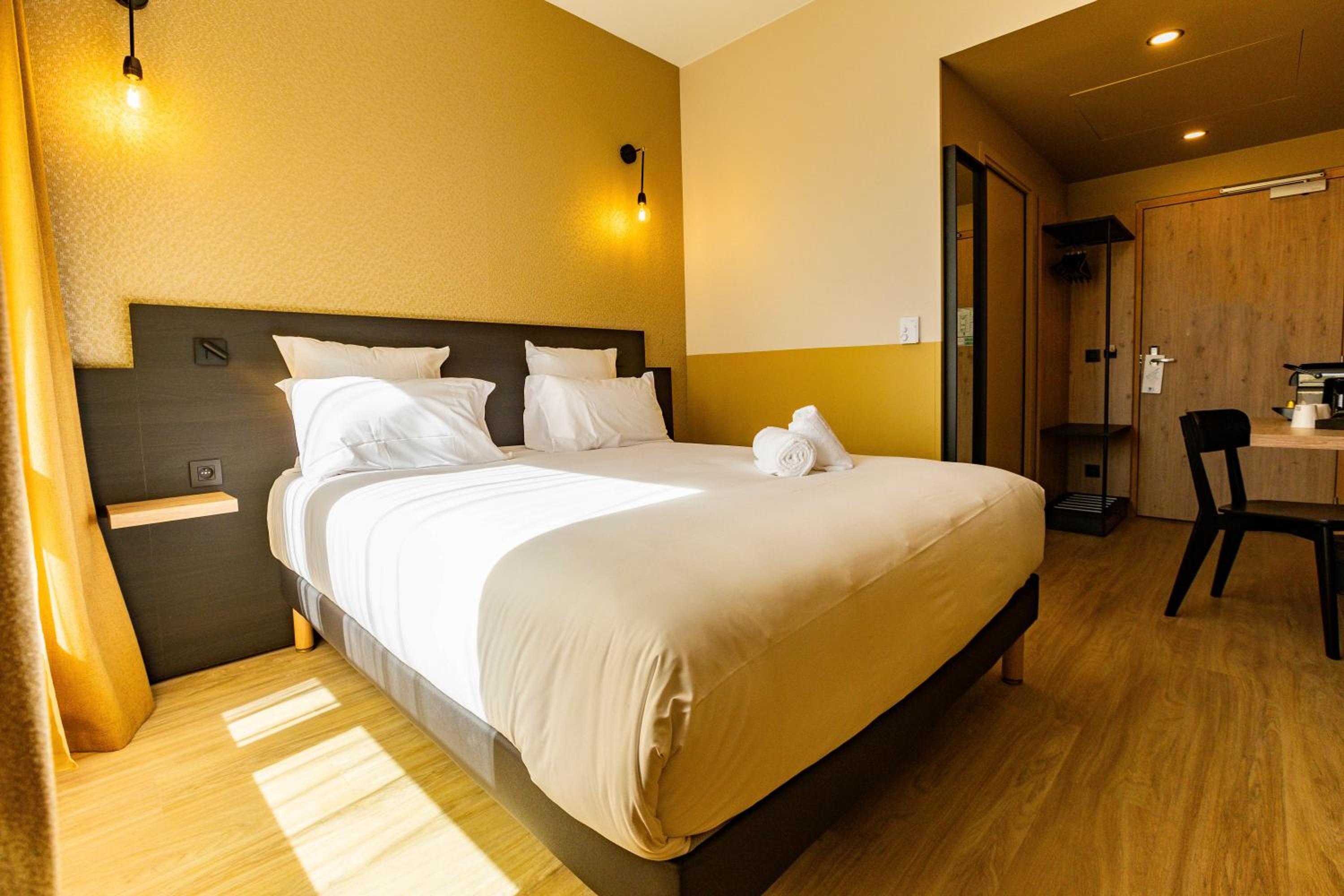Connecting Suite (1 Double Bed and 2 Single Beds)
