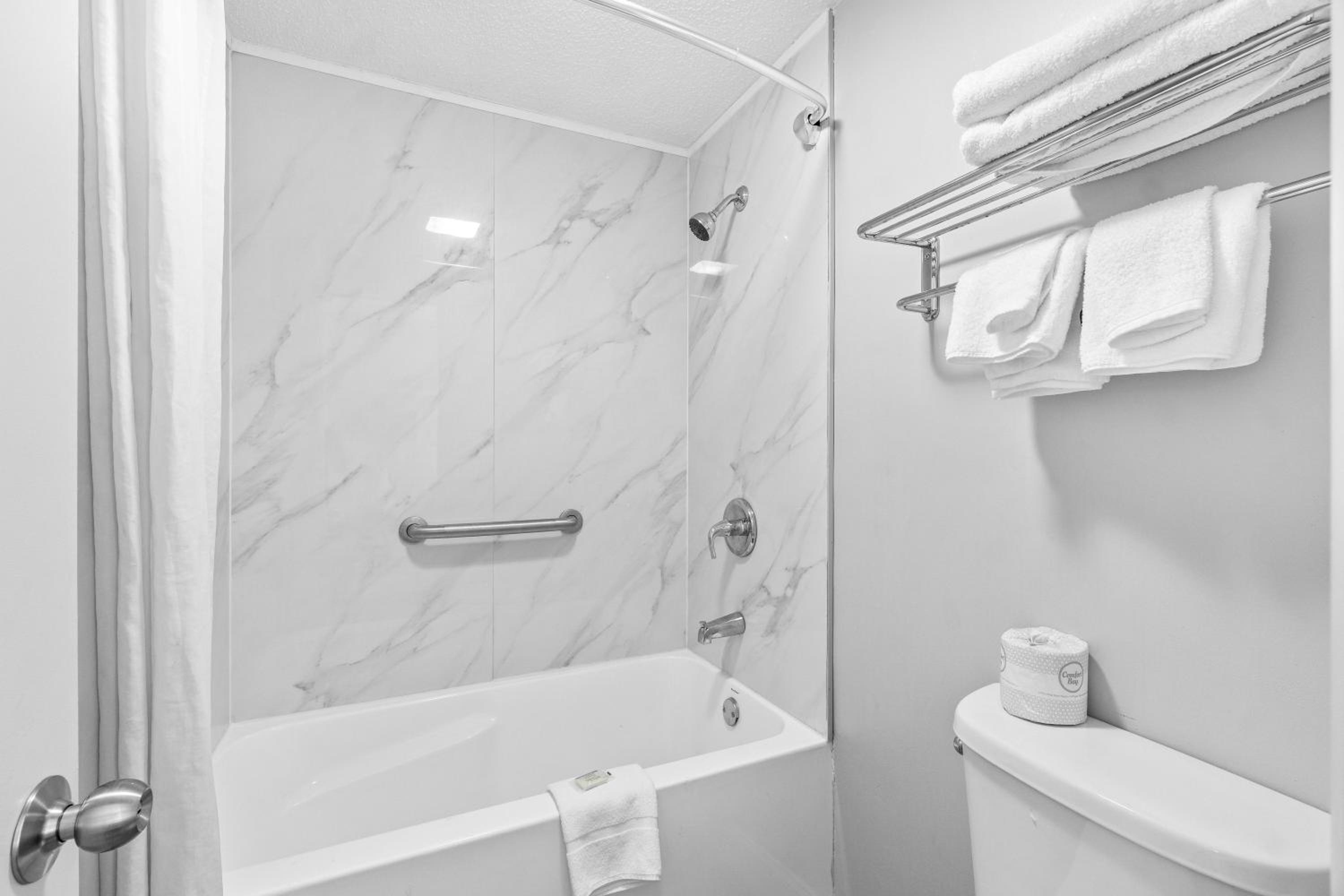 Deluxe King Room - Non-Smoking - Photo 8