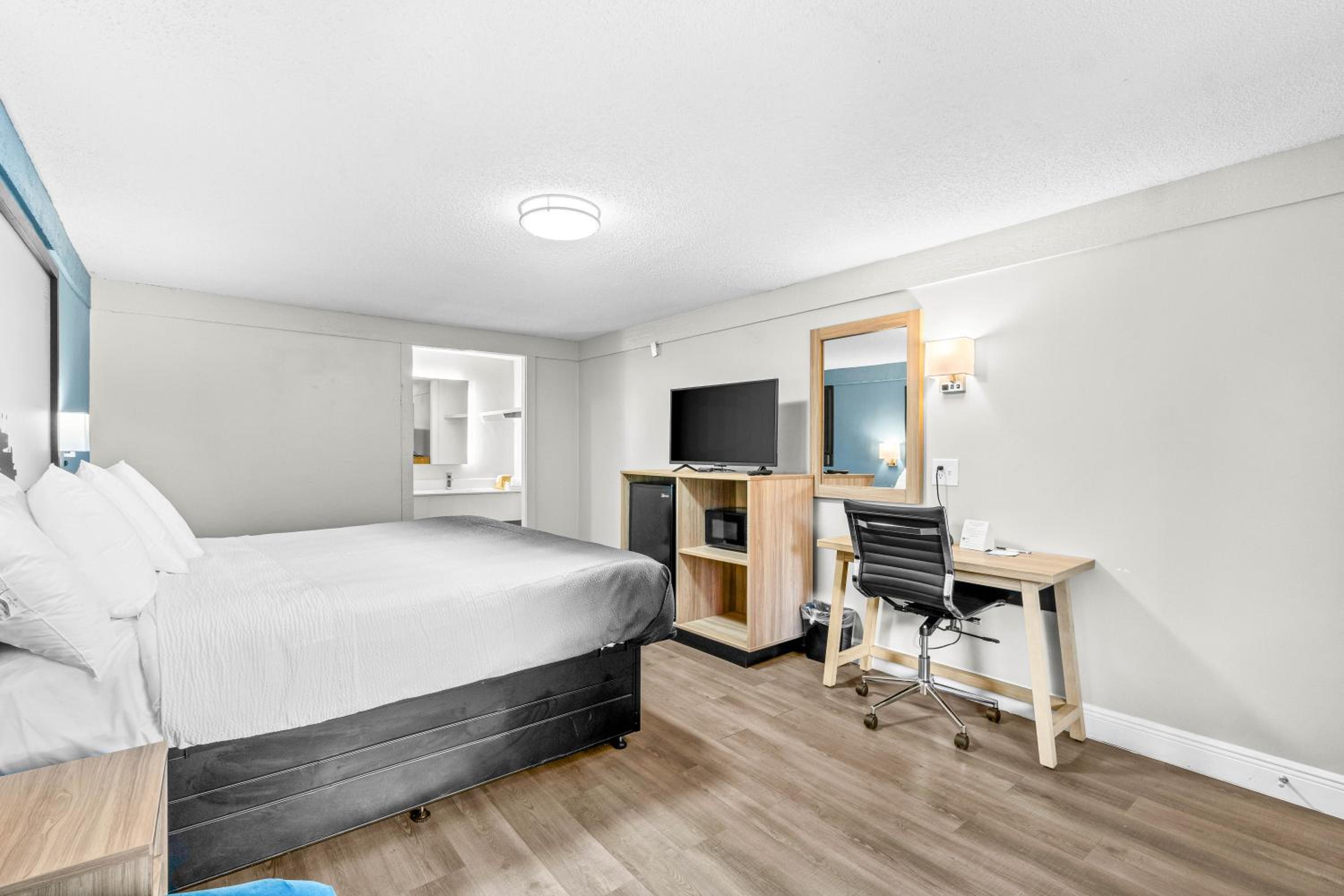 Deluxe King Room - Non-Smoking - Photo 7
