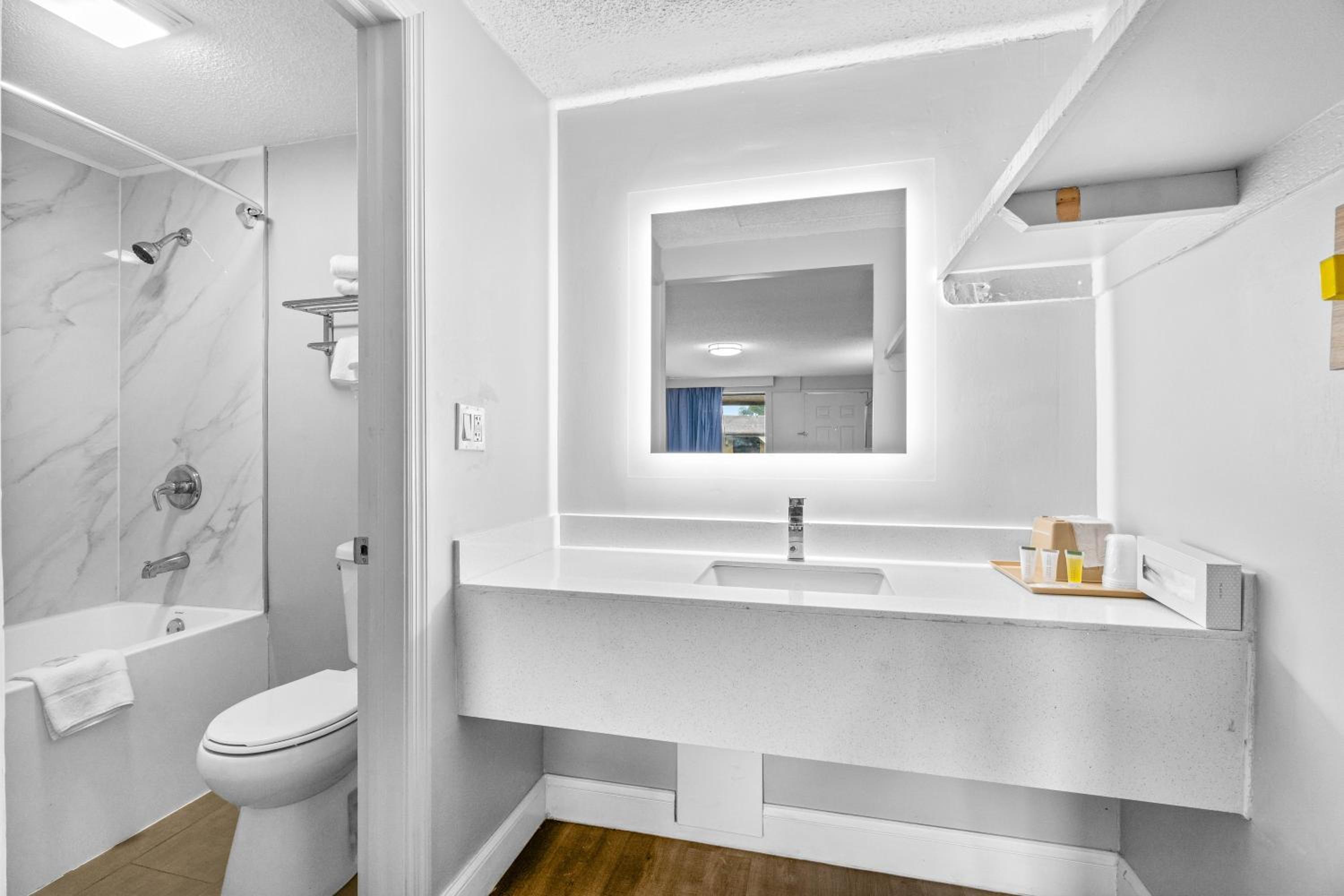 Deluxe King Room - Non-Smoking - Photo 6