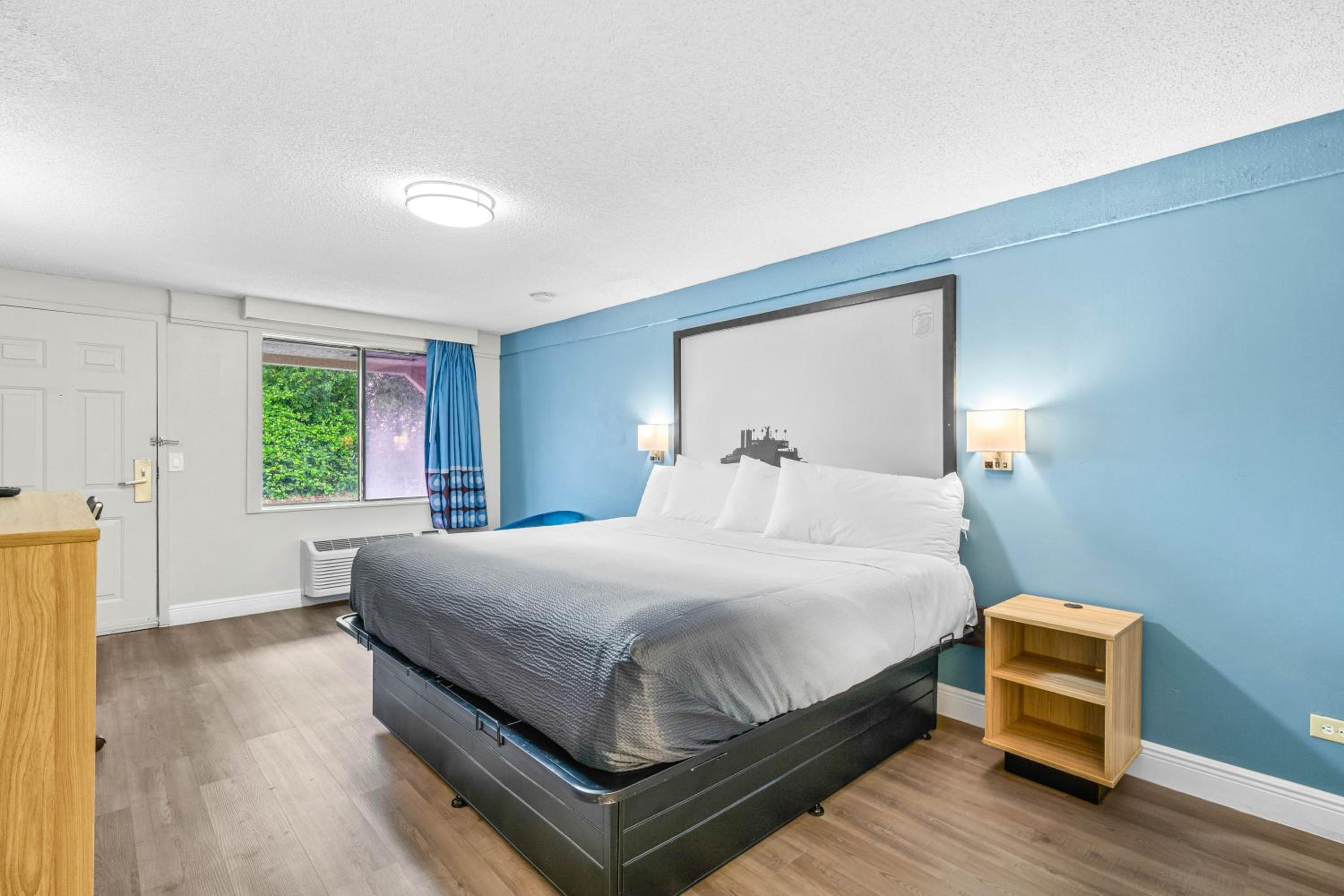 Deluxe King Room - Non-Smoking - Photo 5