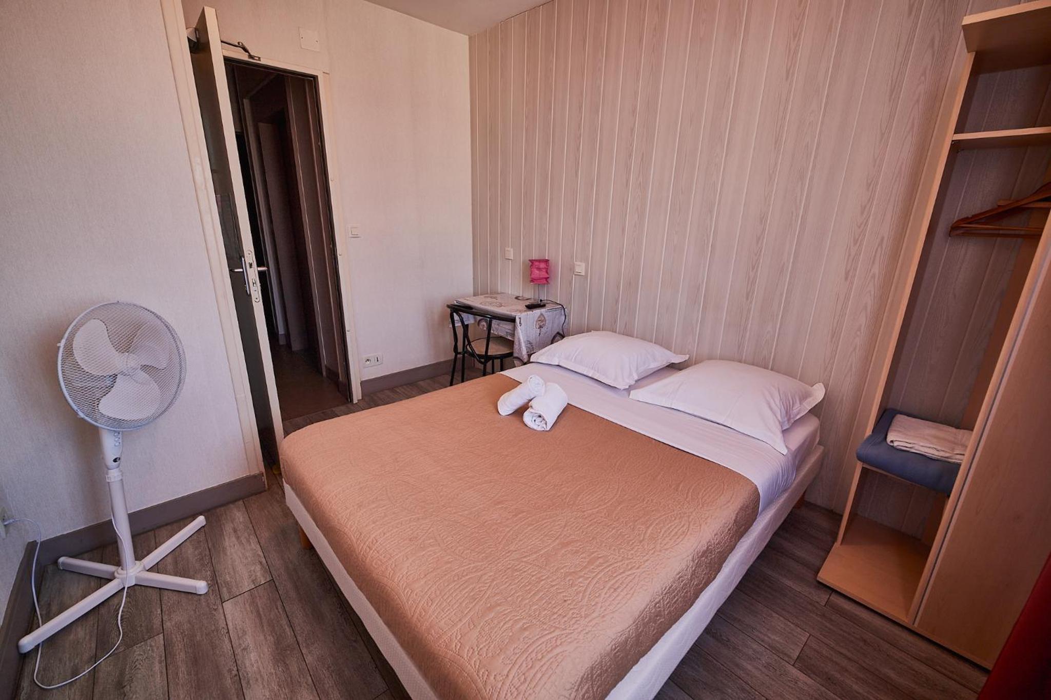 Standard Double Room - Photo 10