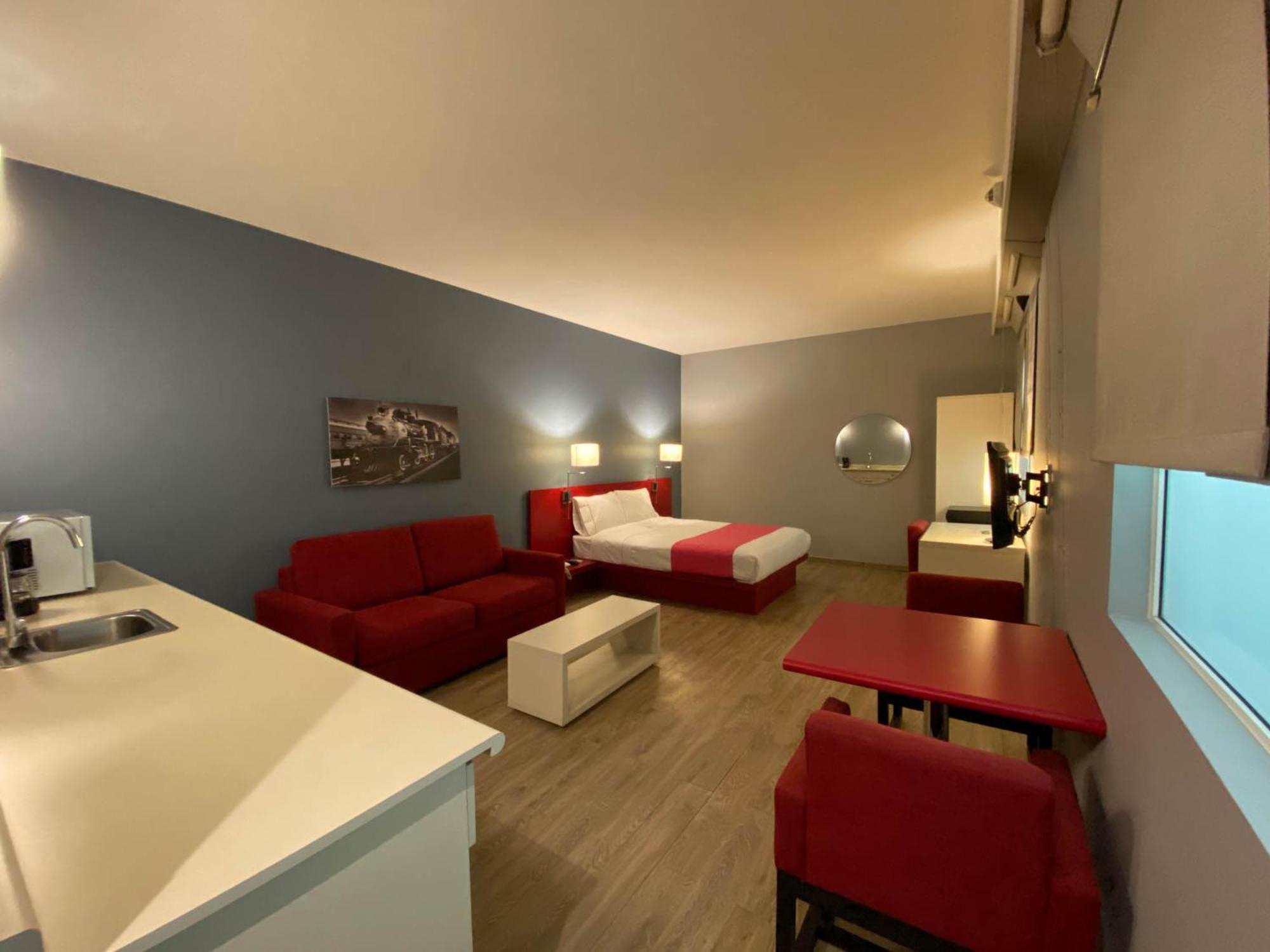 Queen Suite with Sofa Bed - Non-Smoking - Photo 3