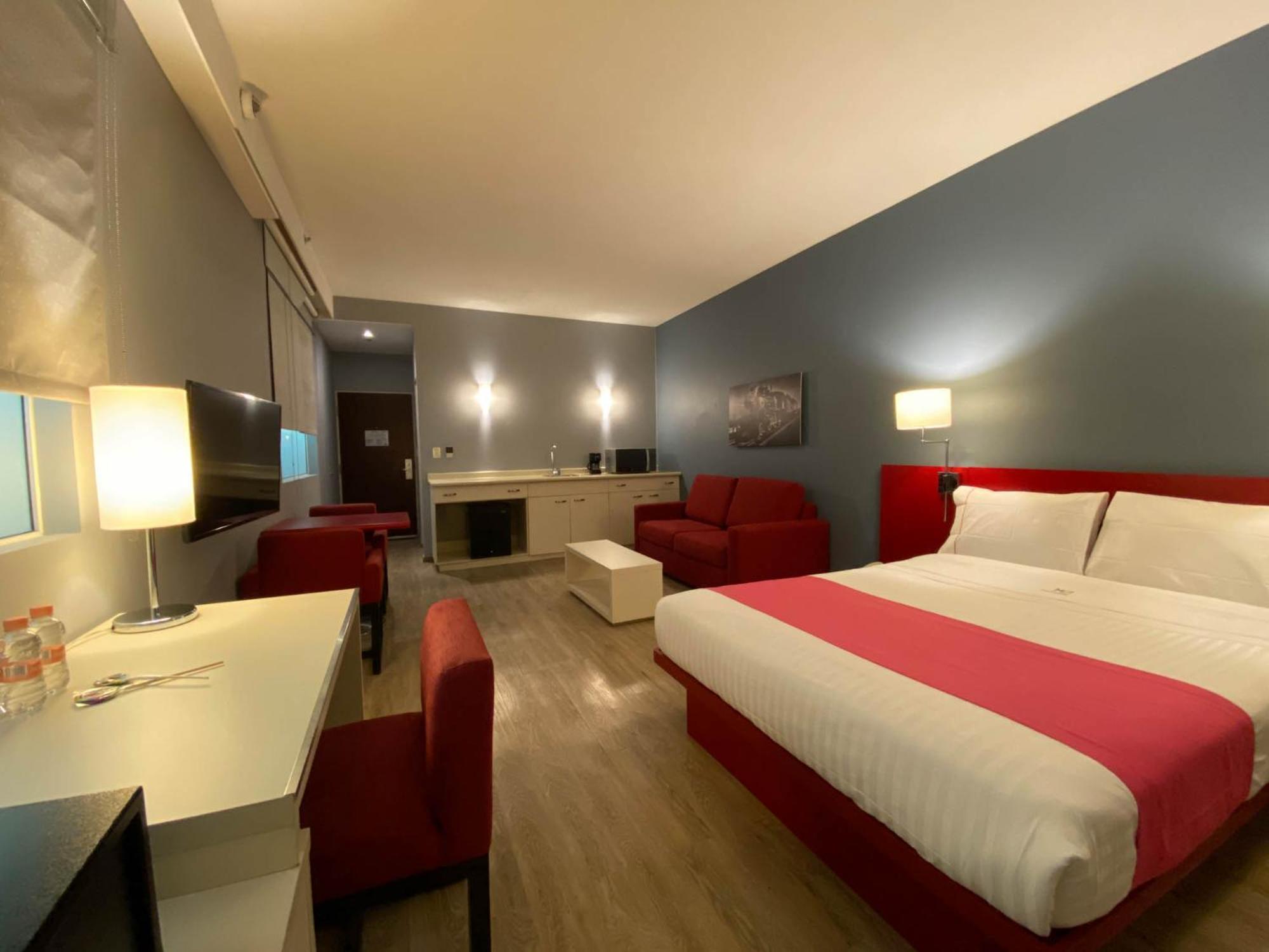 Queen Suite with Sofa Bed - Non-Smoking - Photo 11