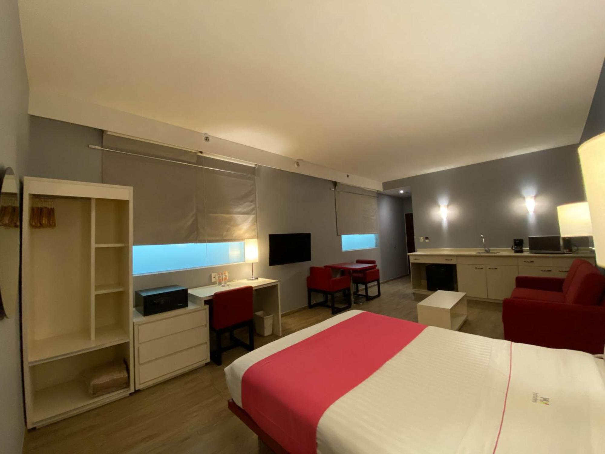 Queen Suite with Sofa Bed - Non-Smoking - Photo 9