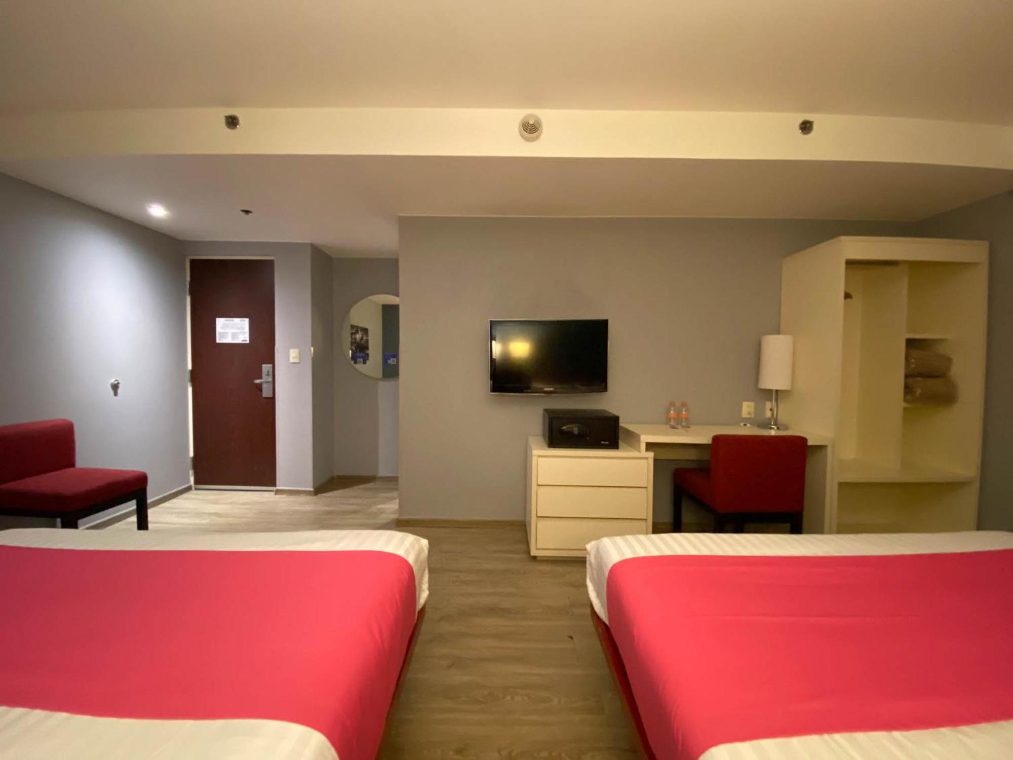 Standard Queen Room with Two Queen Beds - Non-Smoking - Photo 7