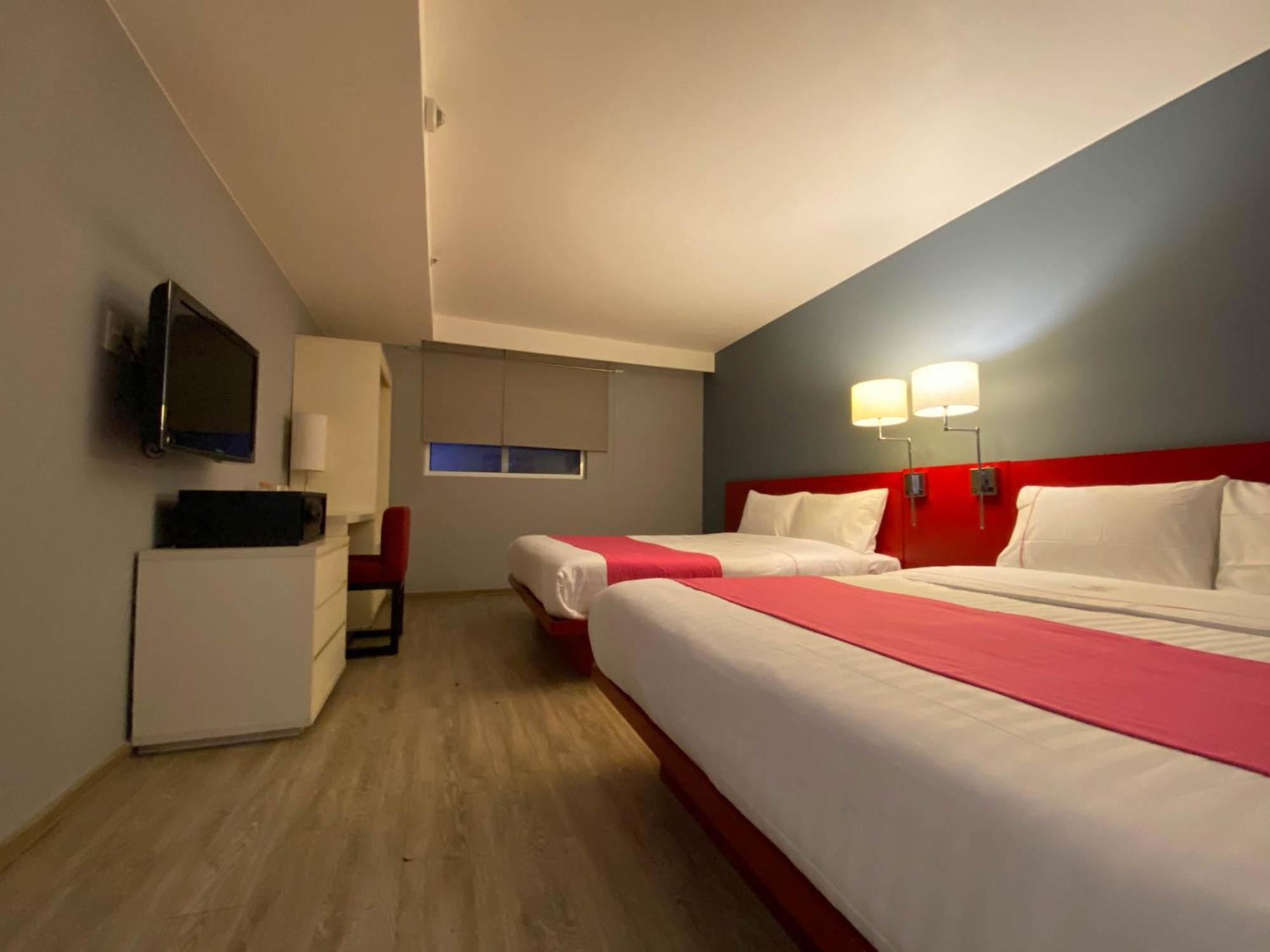 Standard Queen Room with Two Queen Beds - Non-Smoking - Photo 9