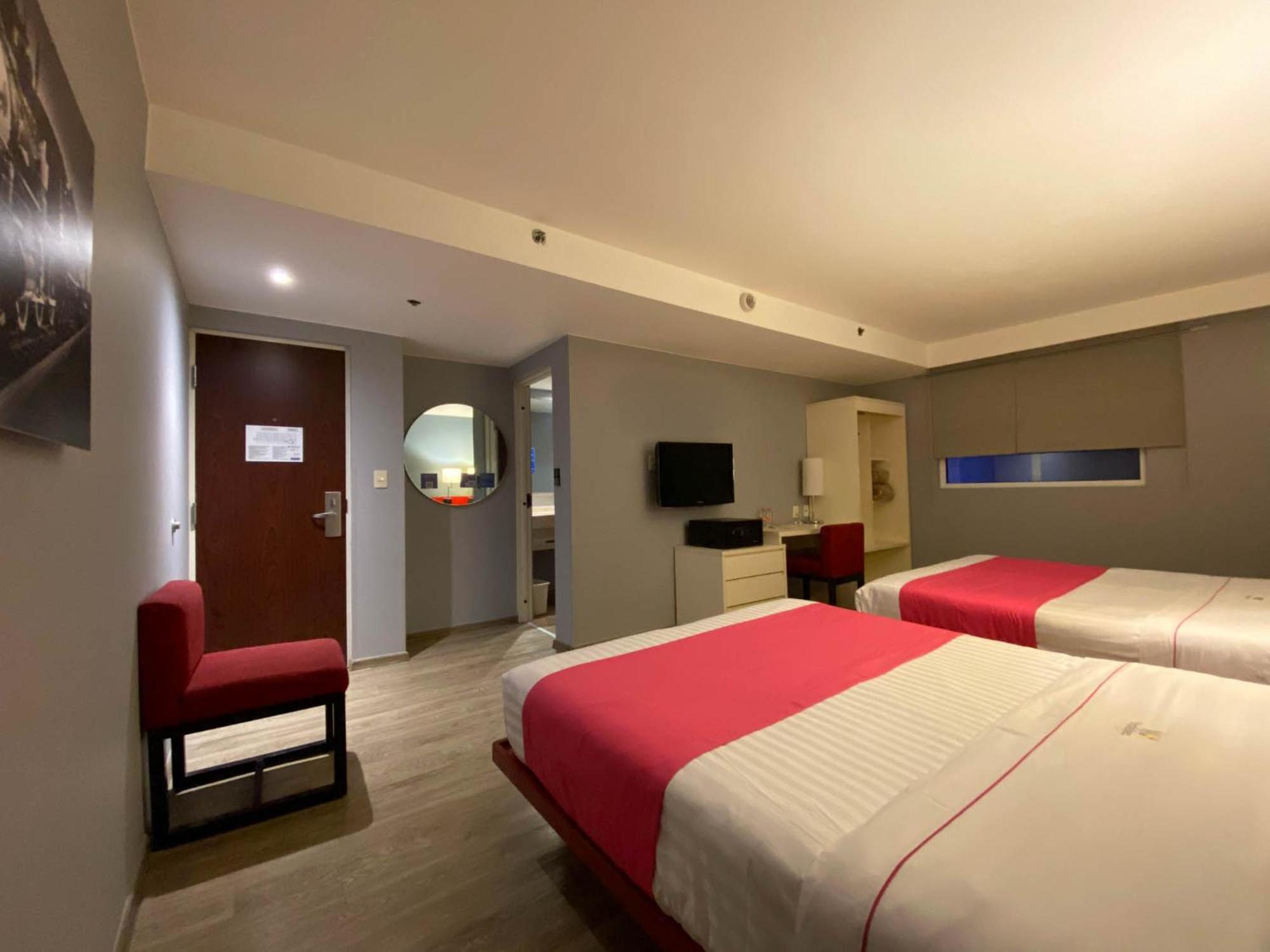 Standard Queen Room with Two Queen Beds - Non-Smoking - Photo 8