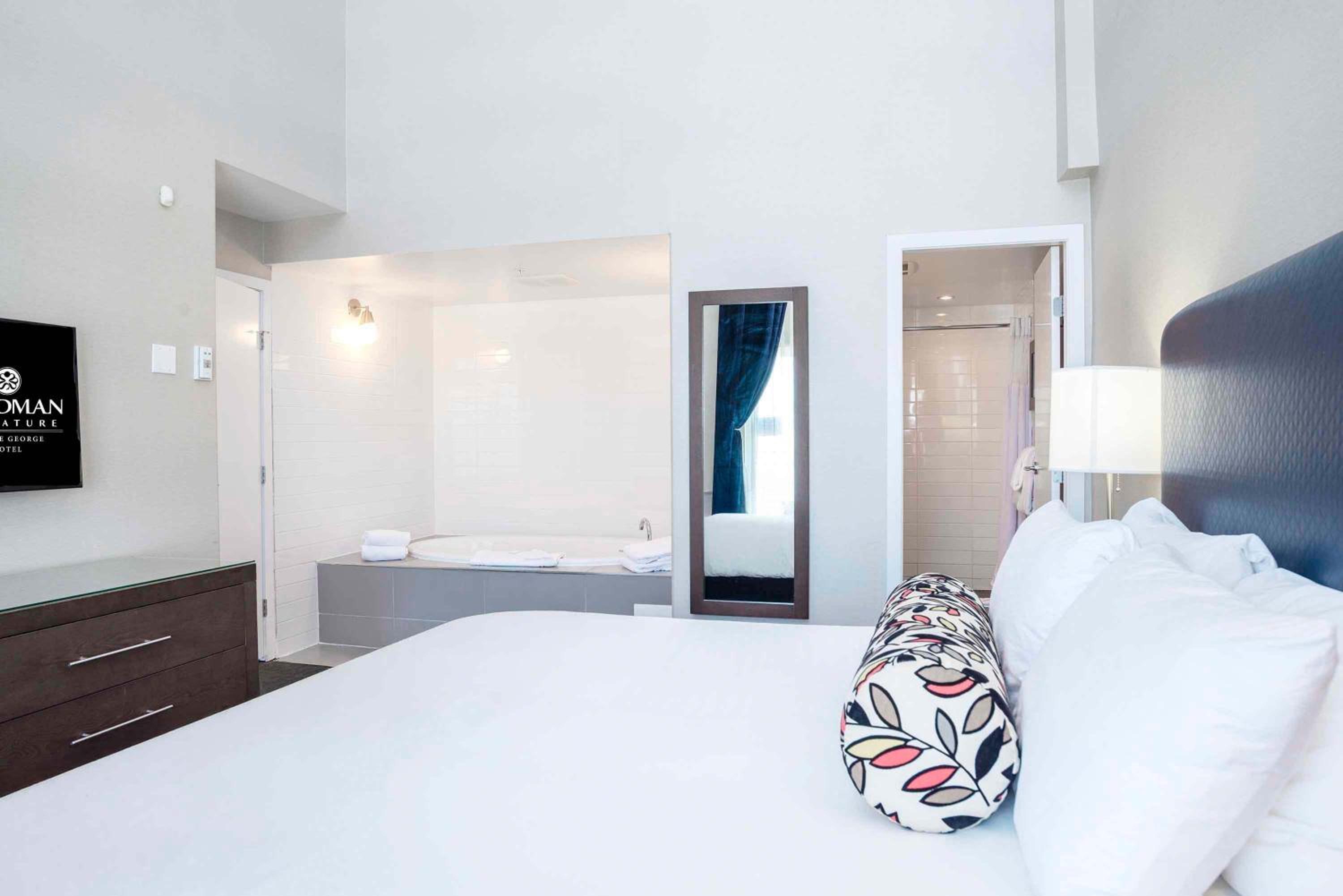 Jacuzzi Suite, 1 King Bed, Kitchenette - Photo 2
