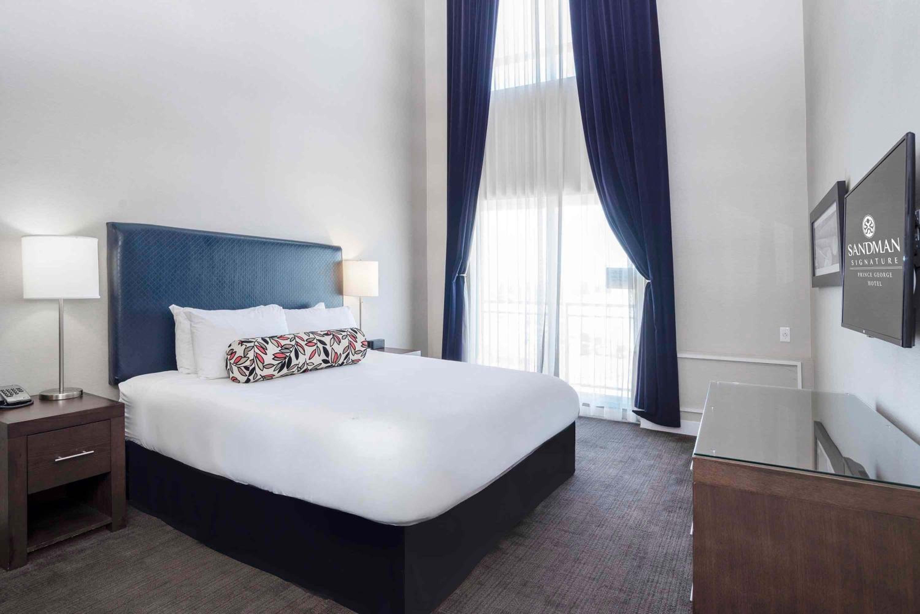 Jacuzzi Suite, 1 King Bed, Kitchenette - Photo 1