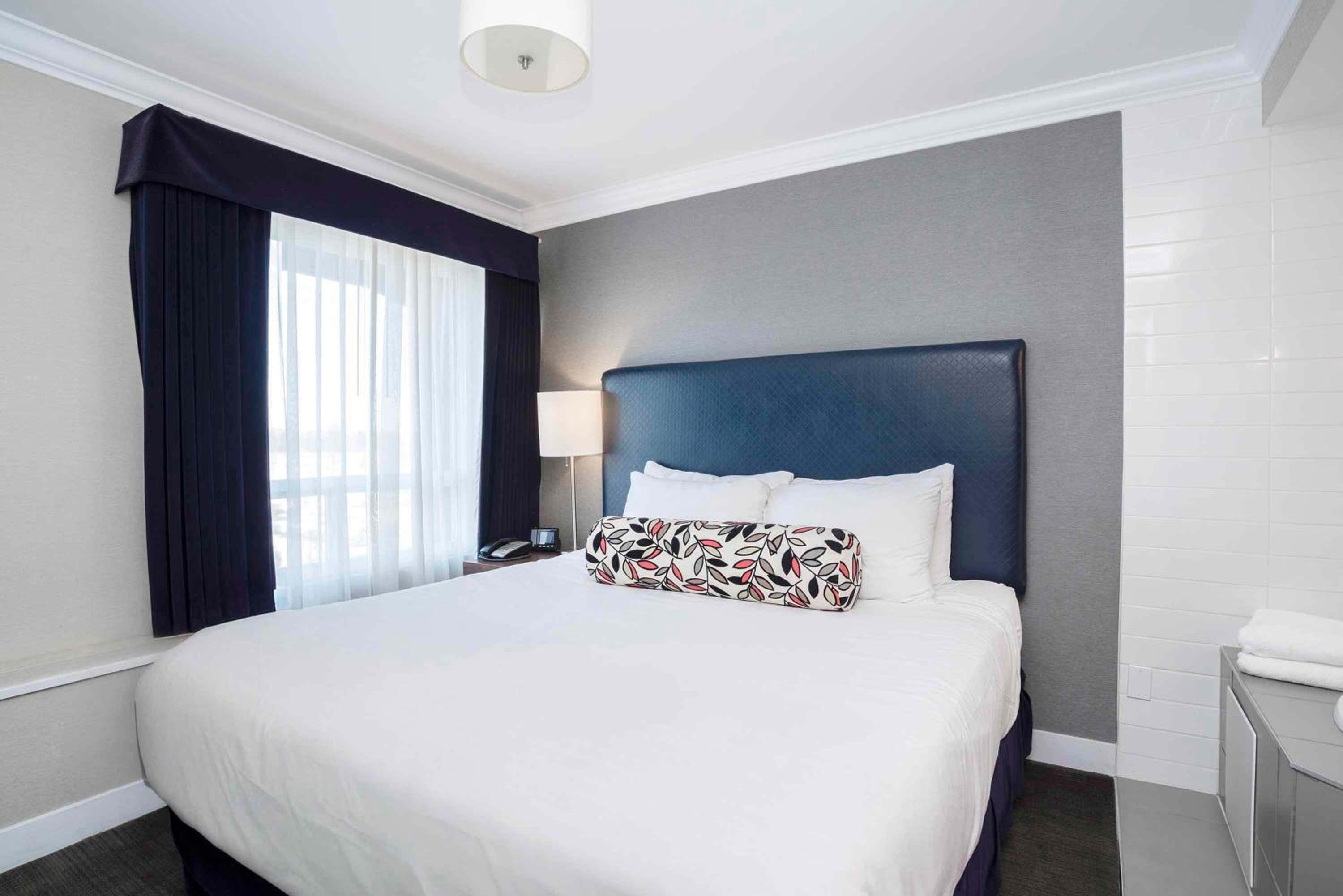 Jacuzzi Suite, 1 King Bed, Kitchen - Photo 1