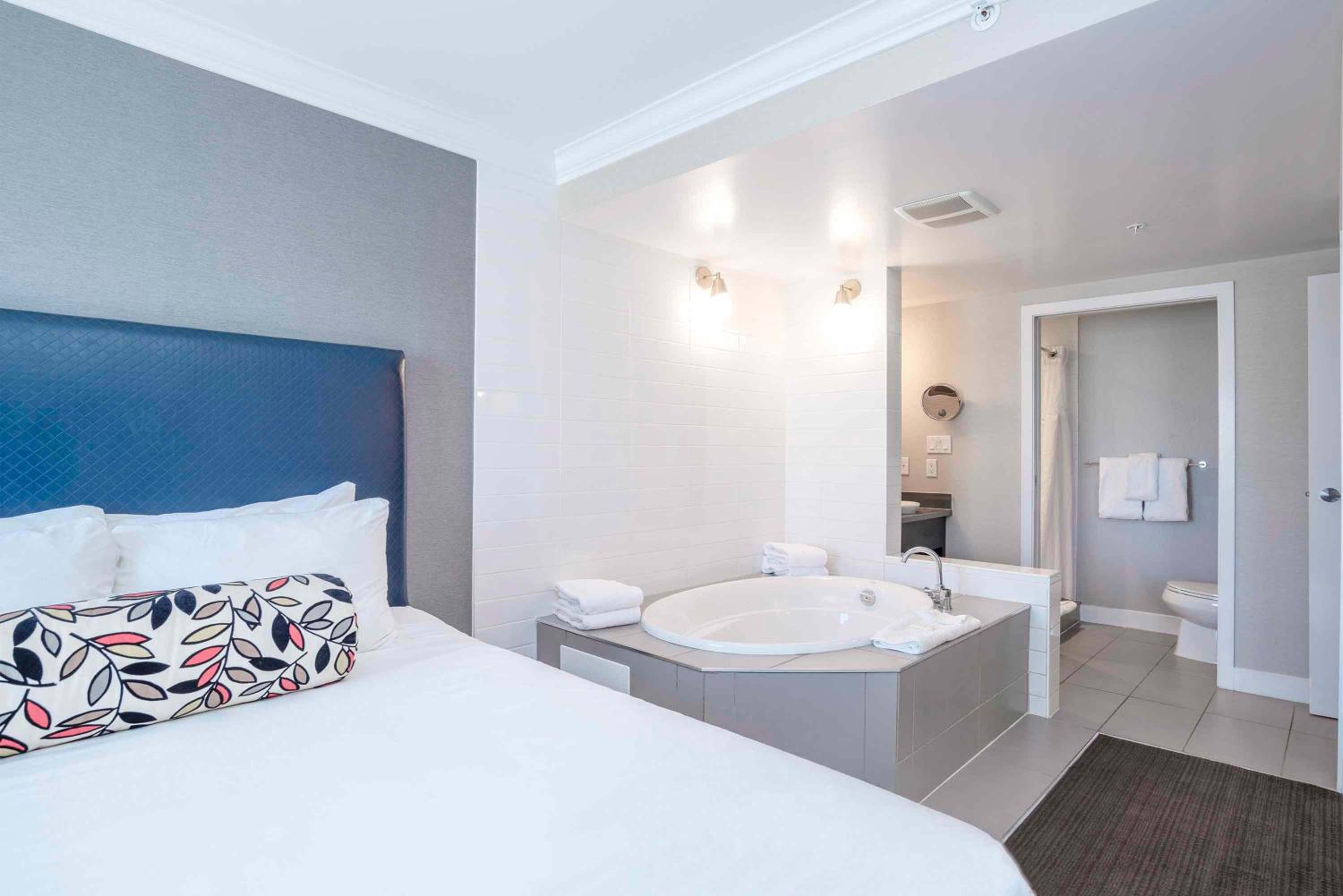Jacuzzi Suite, 1 King Bed, Kitchen - Photo 2
