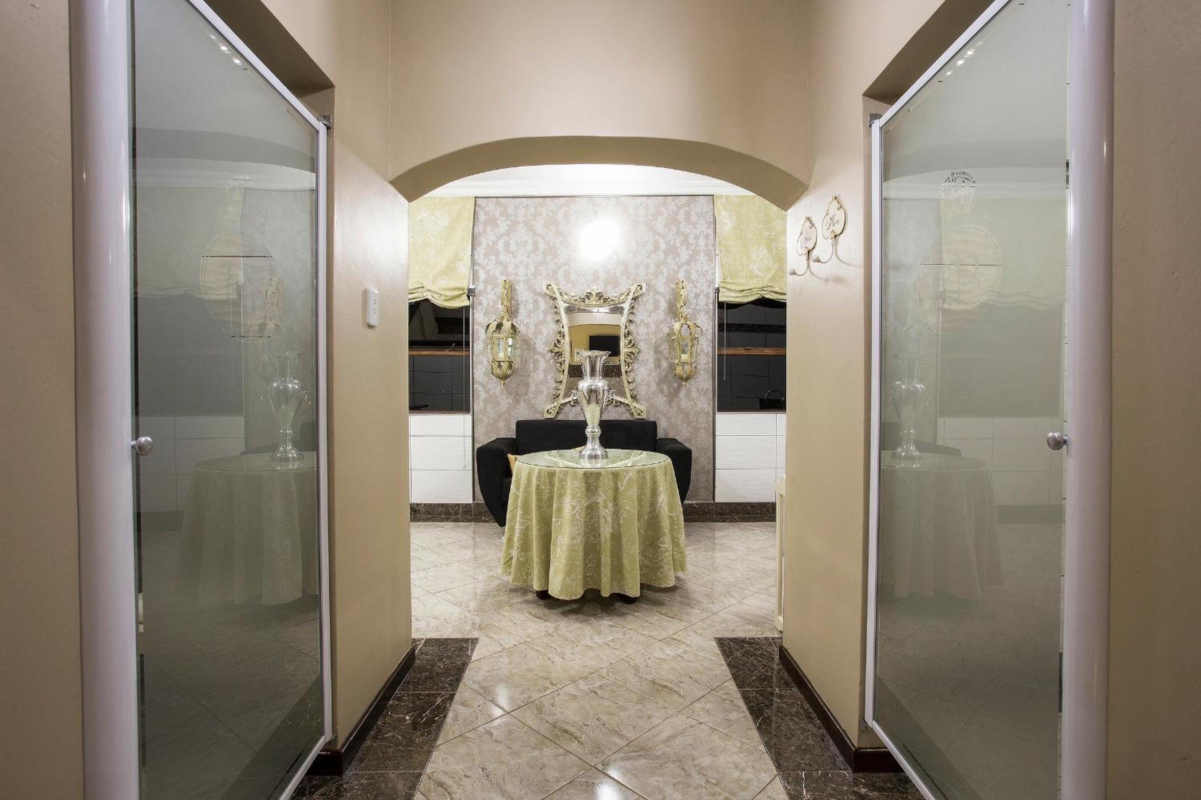 Deluxe Queen Suite - Photo 1