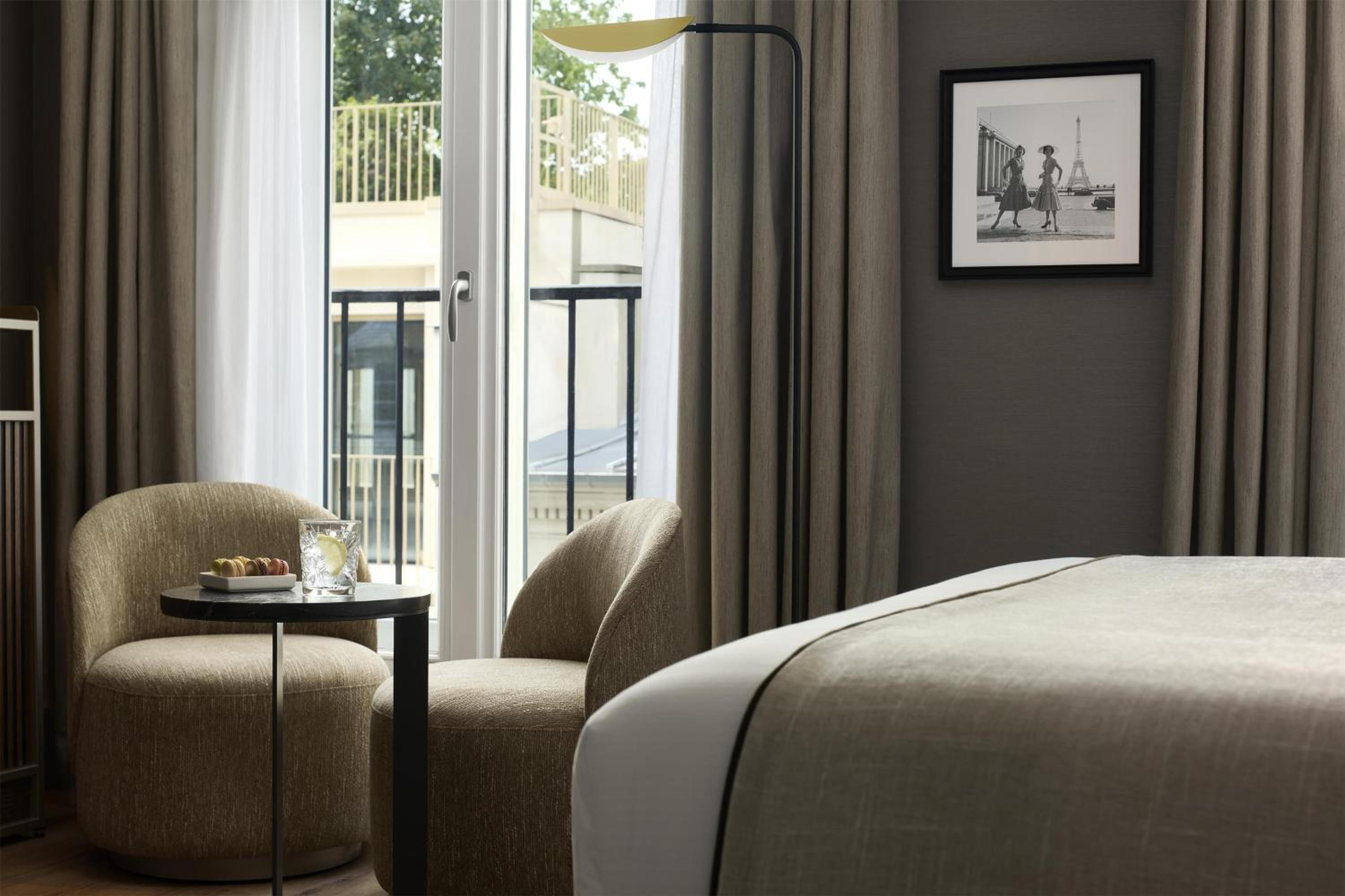 Deluxe Room thumbnail 6