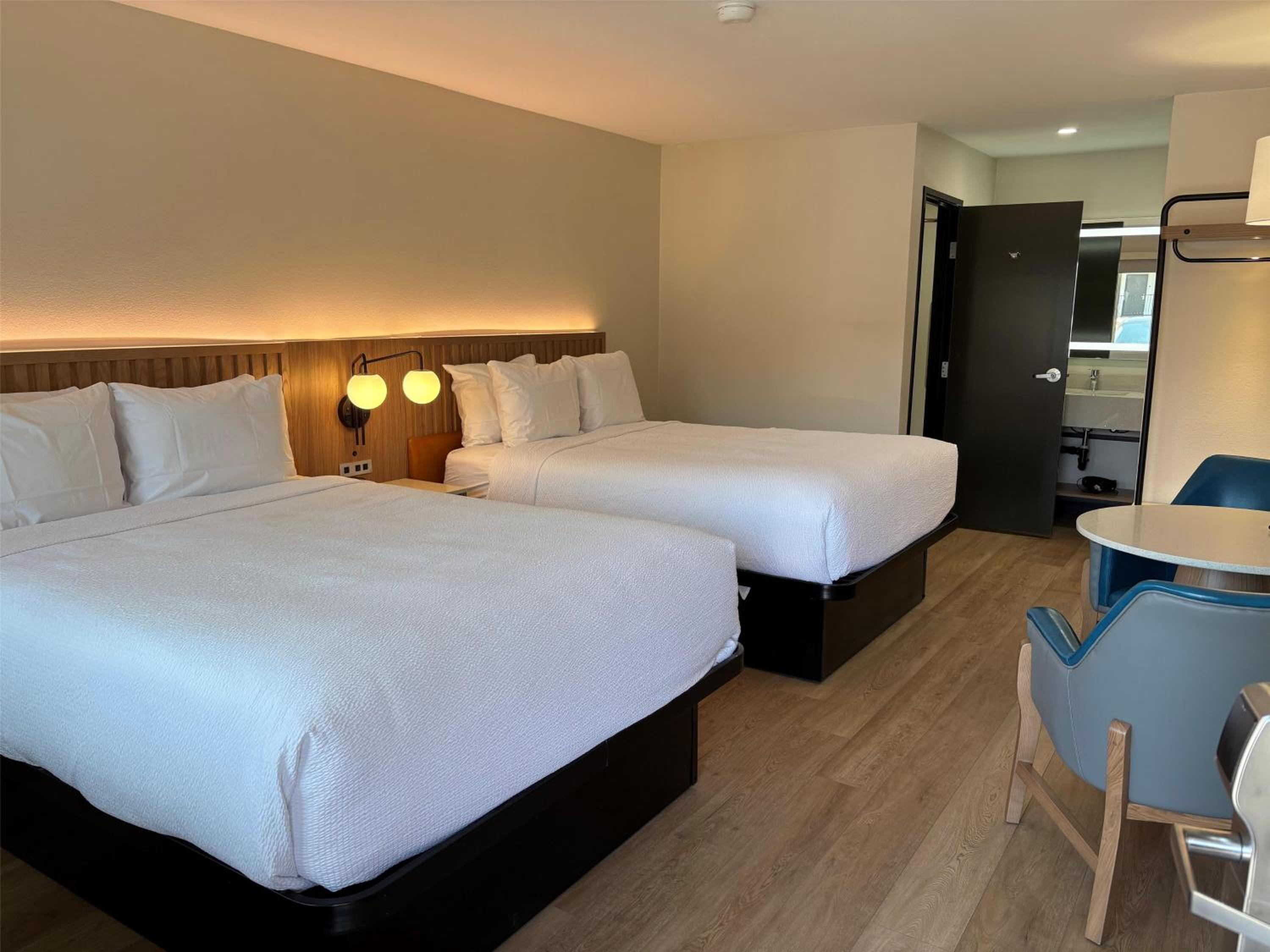 Queen Room with Two Queen Beds - Non-Smoking - Photo 3