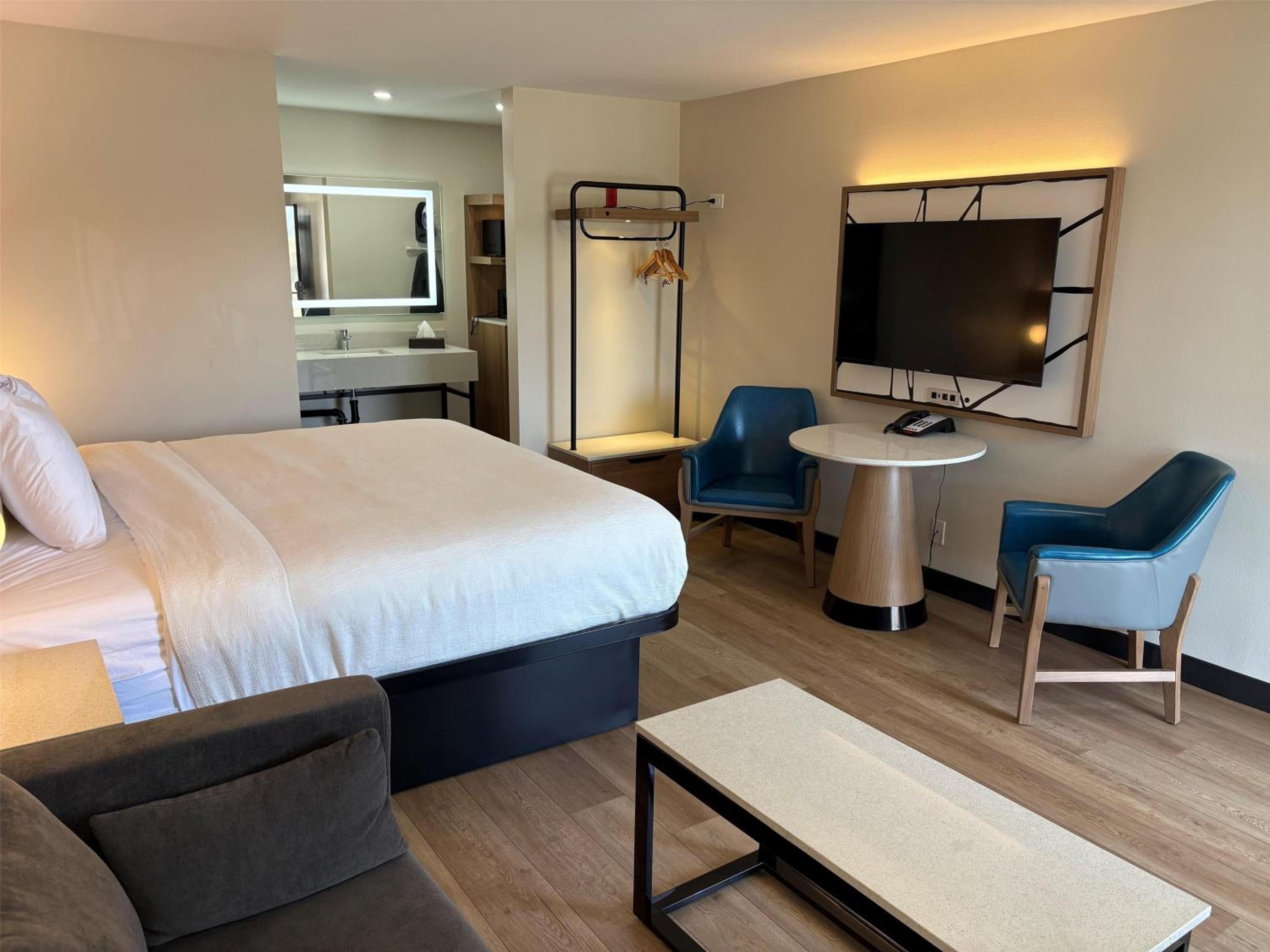 King Room with Sofa Bed - Non-Smoking - Photo 3