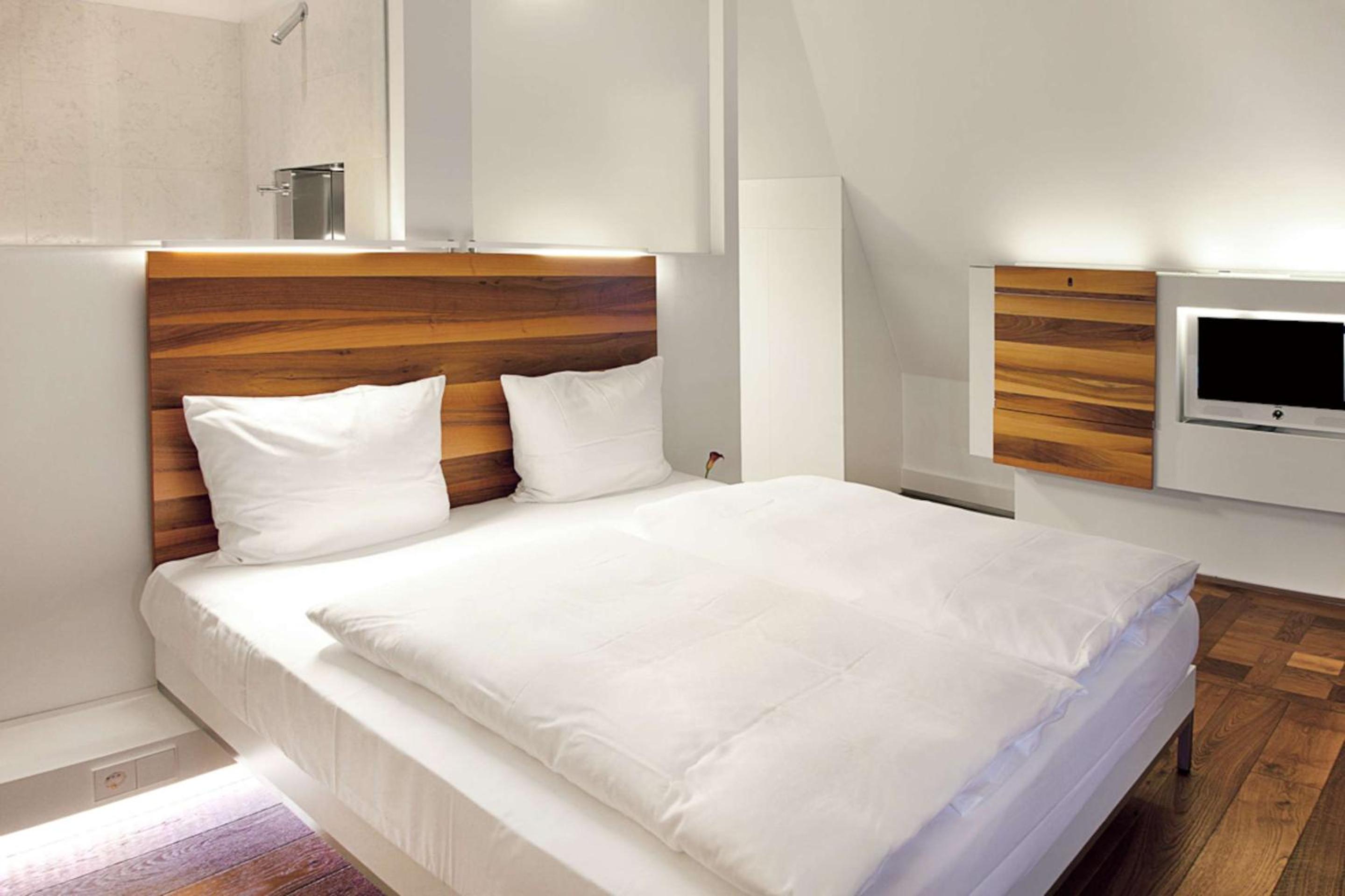 Comfort Queen Room with Courtyard and Shower - Photo 3