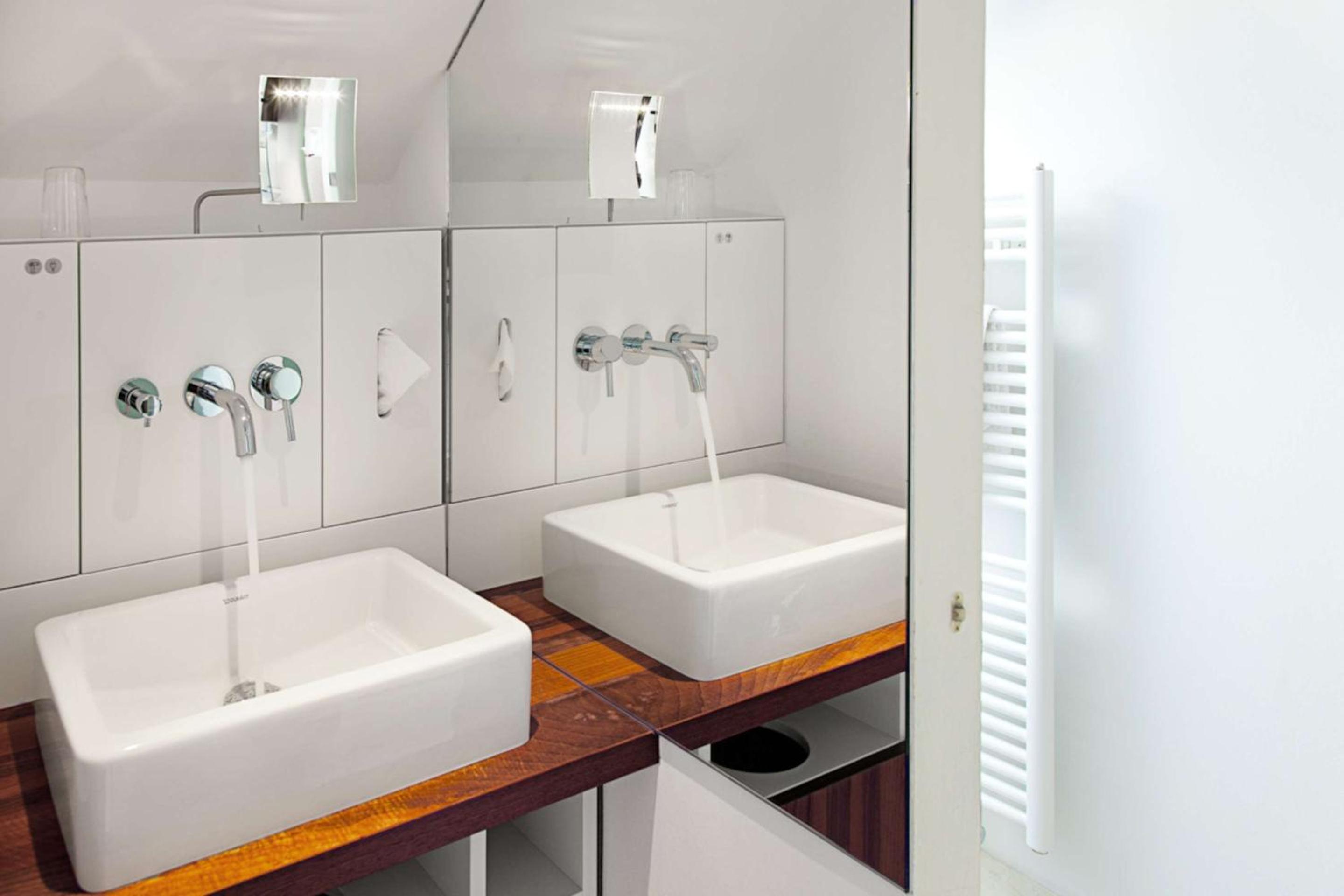 Comfort Queen Room with Courtyard and Shower - Photo 5