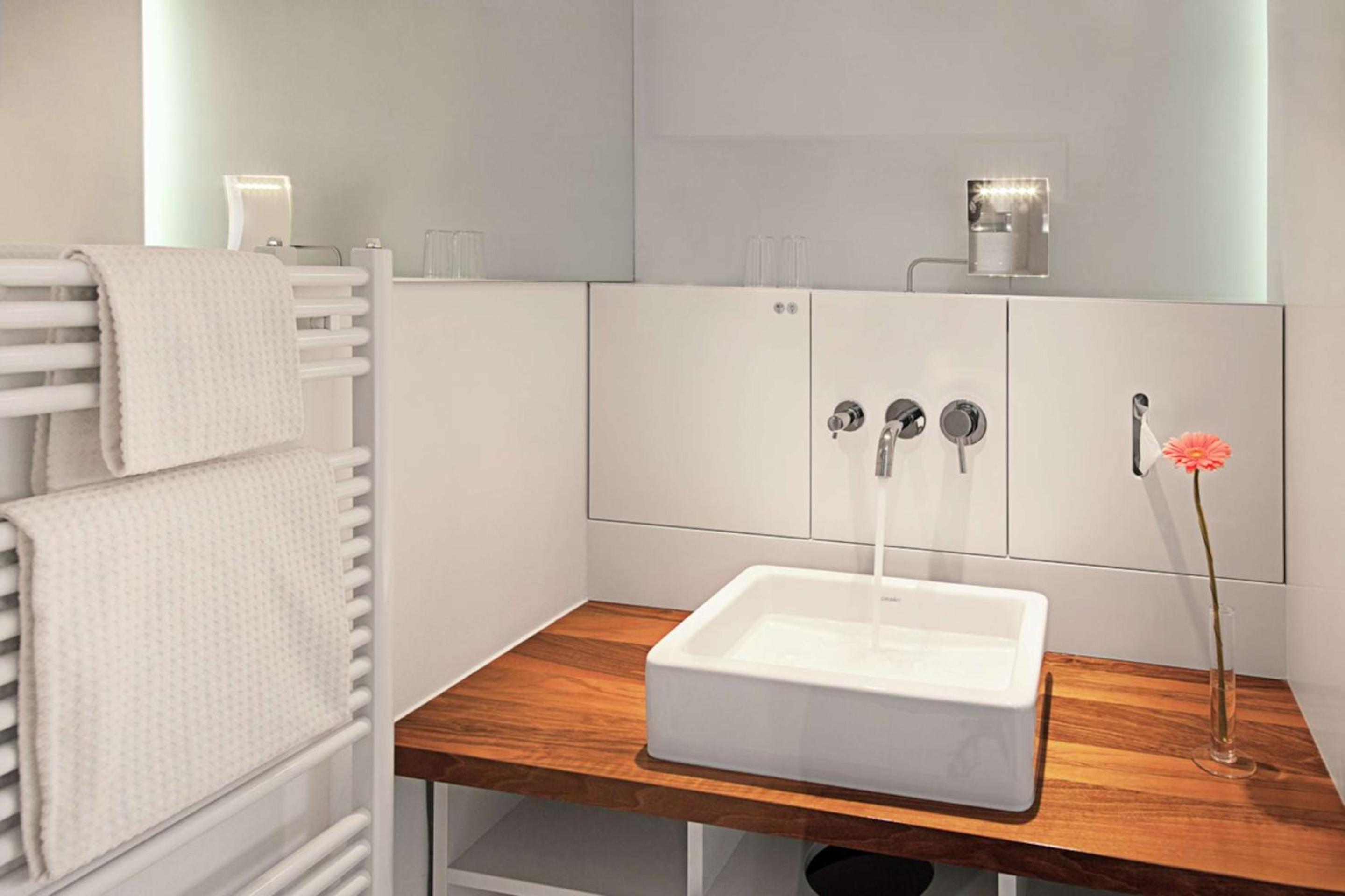Superior Larger King Room with Courtyard and Shower - Photo 3