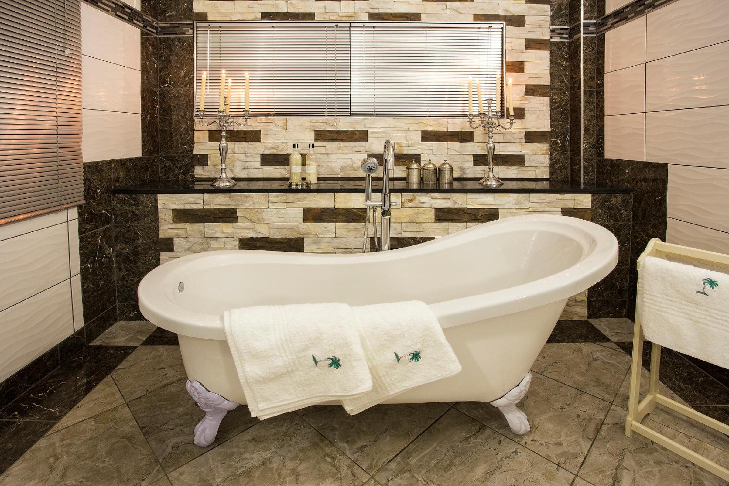 Deluxe Queen Suite - Photo 3