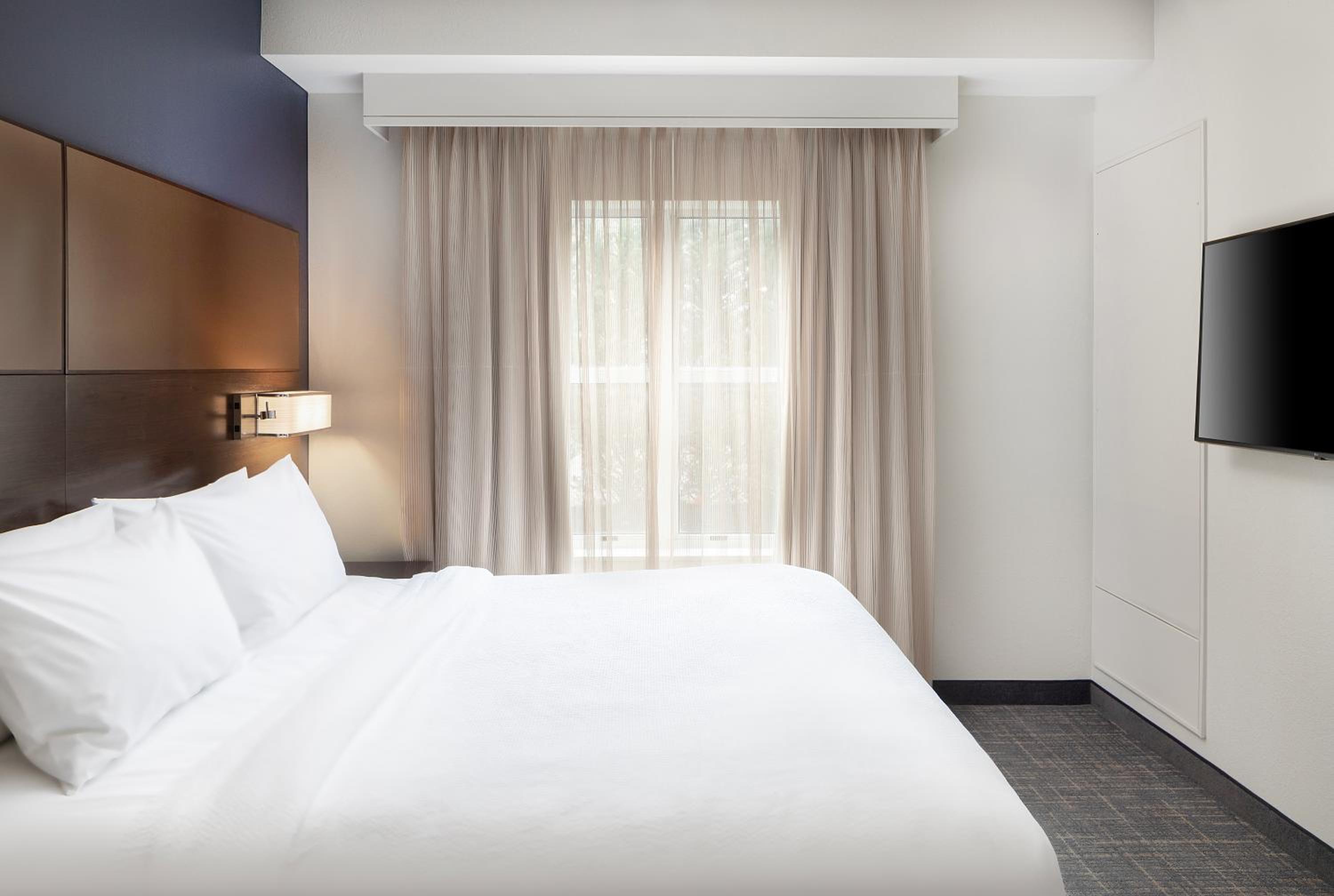 One-Bedroom King Suite with Sofa Bed - Mobility and Hearing Accessible with Tub
