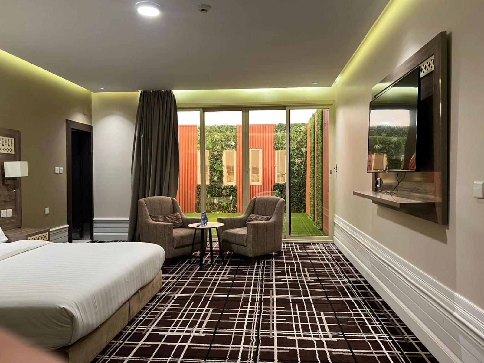 Deluxe Double Room with Balcony photo 3