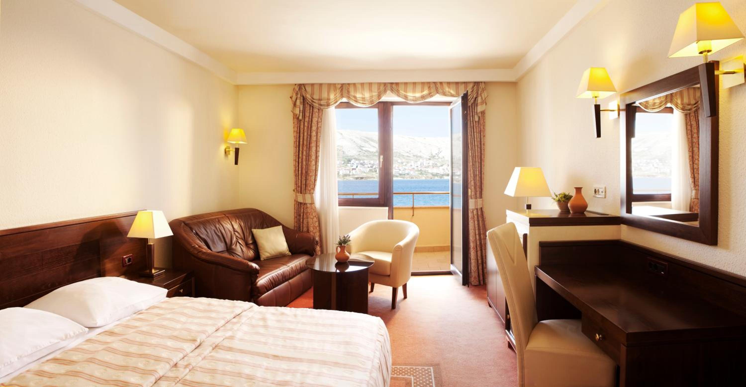 Family Room with Balcony and Sea View - Photo 1