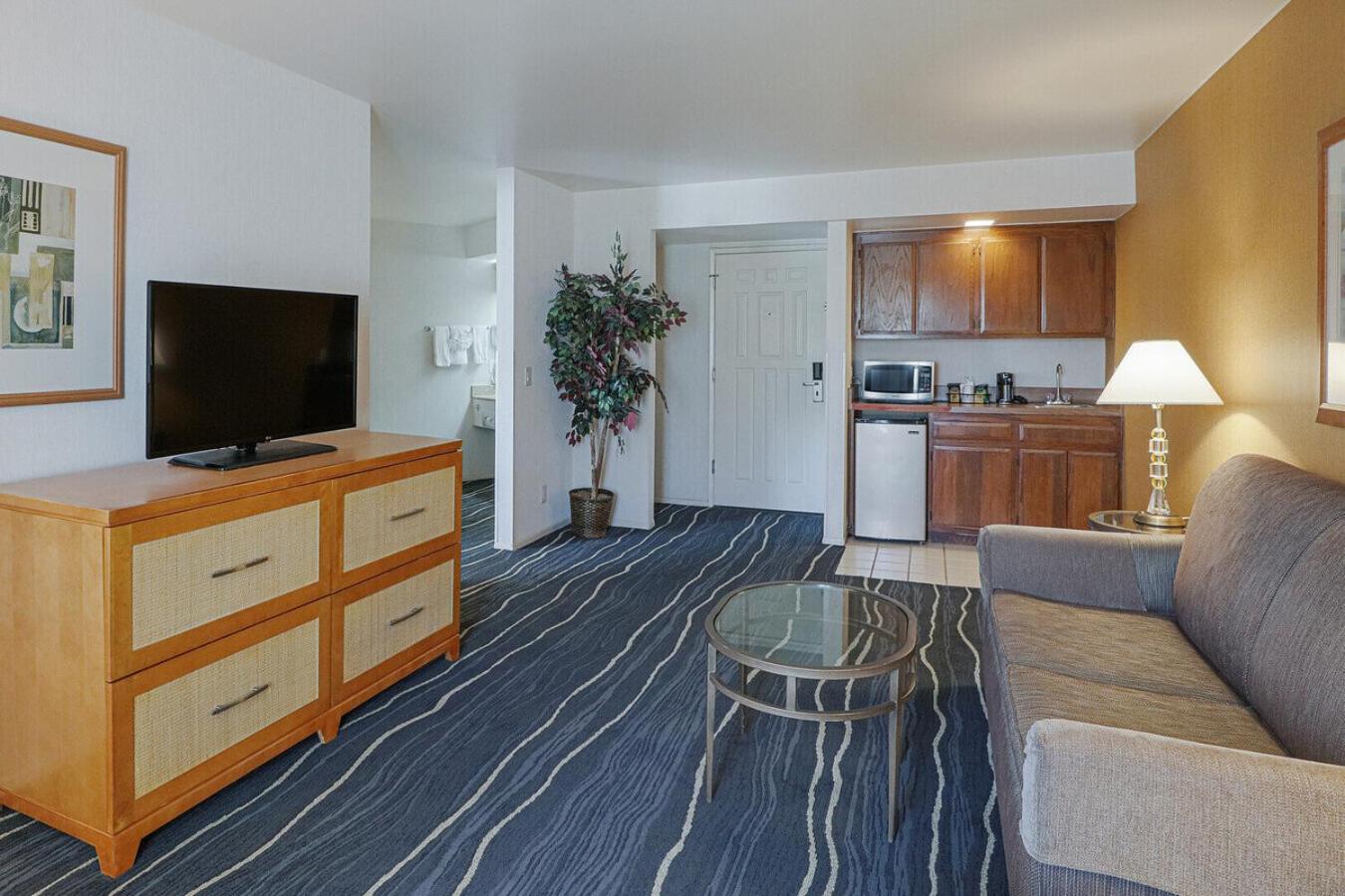 Two-Bedroom Suite with Two King Beds and One Sofa Bed - Non-Smoking photo 2