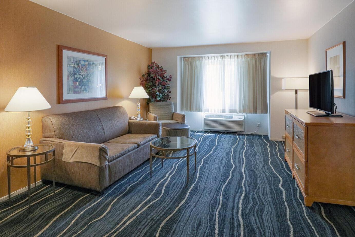 Two-Bedroom Suite with Two King Beds and One Sofa Bed - Non-Smoking photo 3