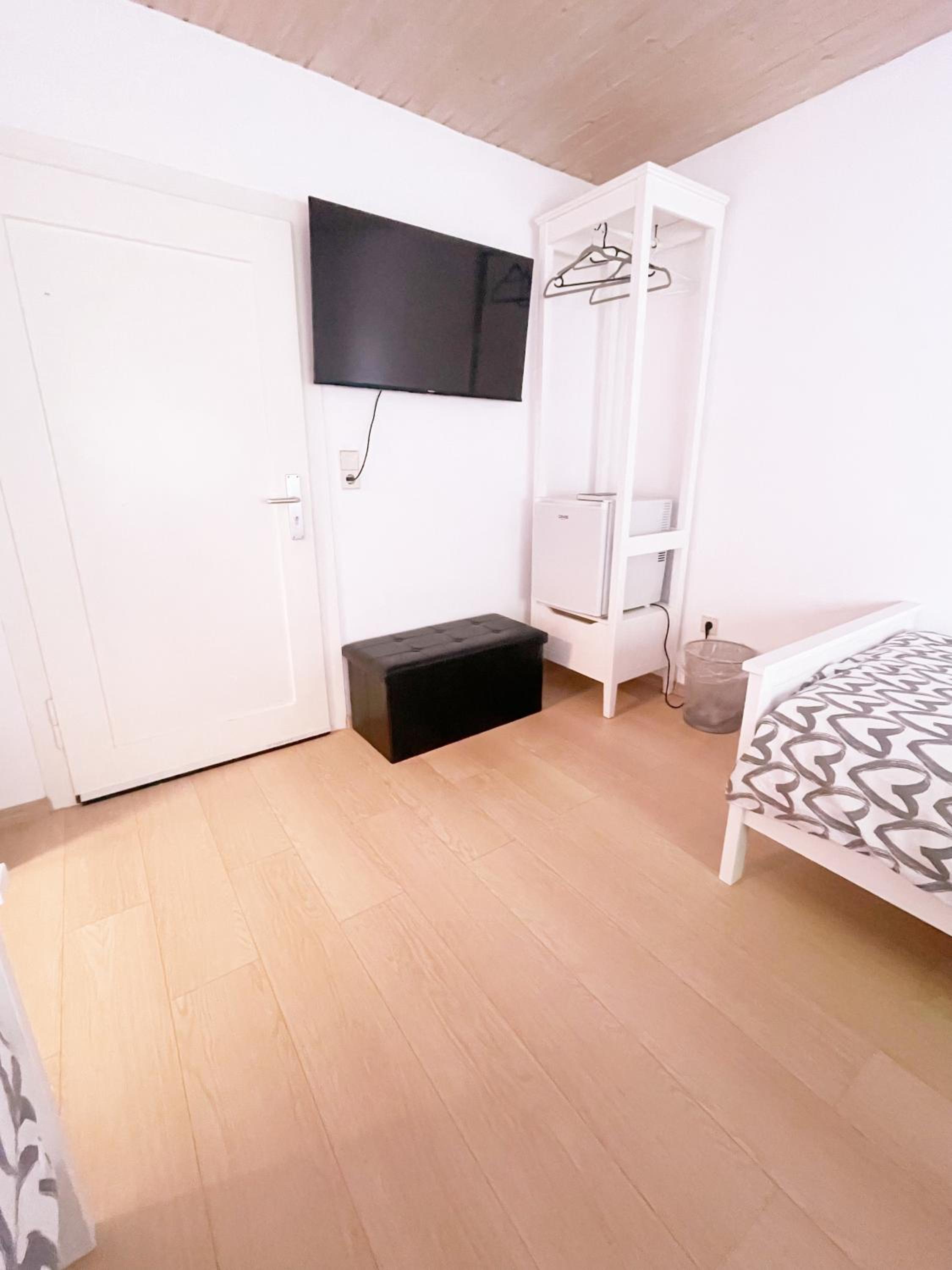 Twin Room - Photo 3
