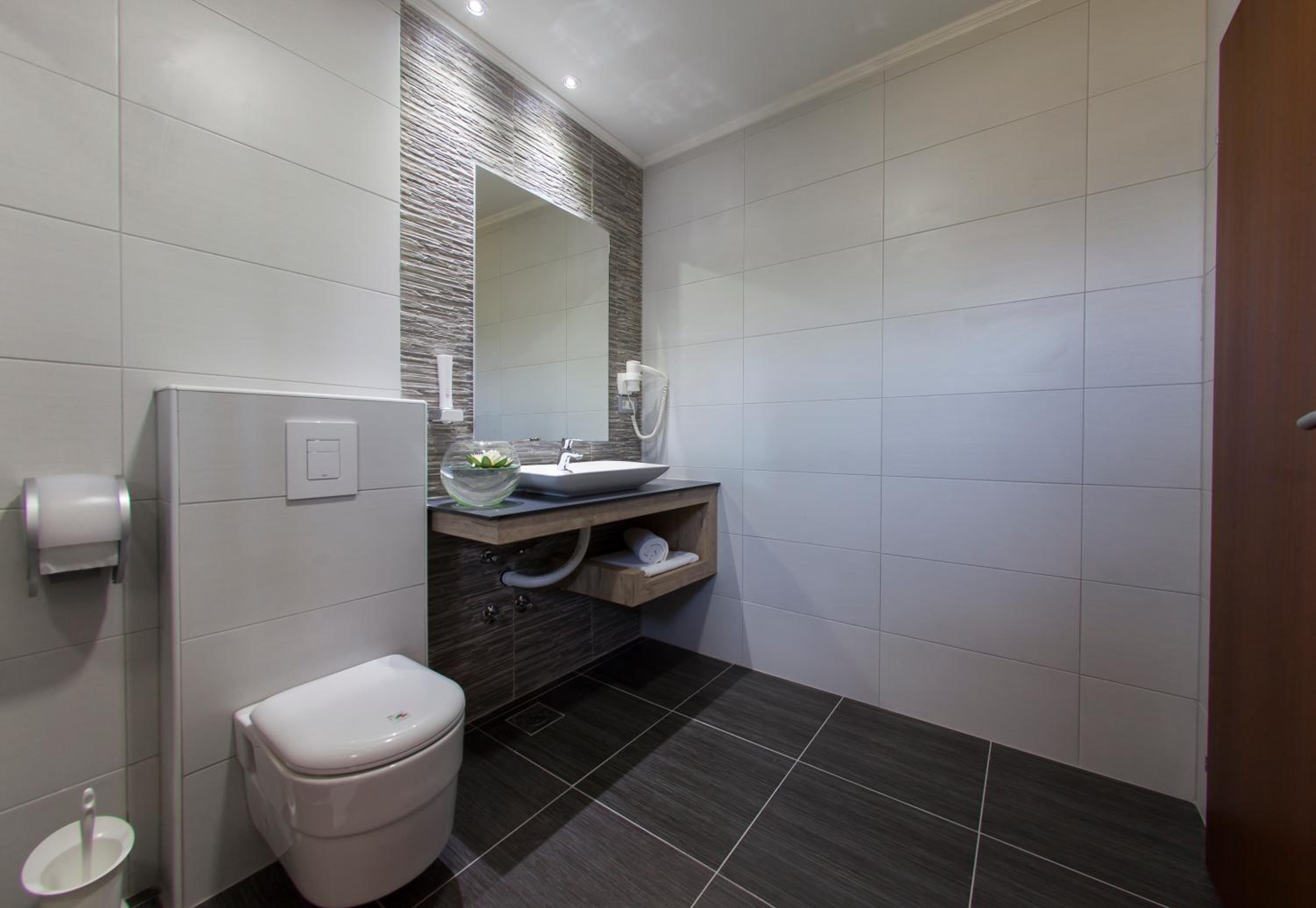 Deluxe One-Bedroom Apartment - Photo 2