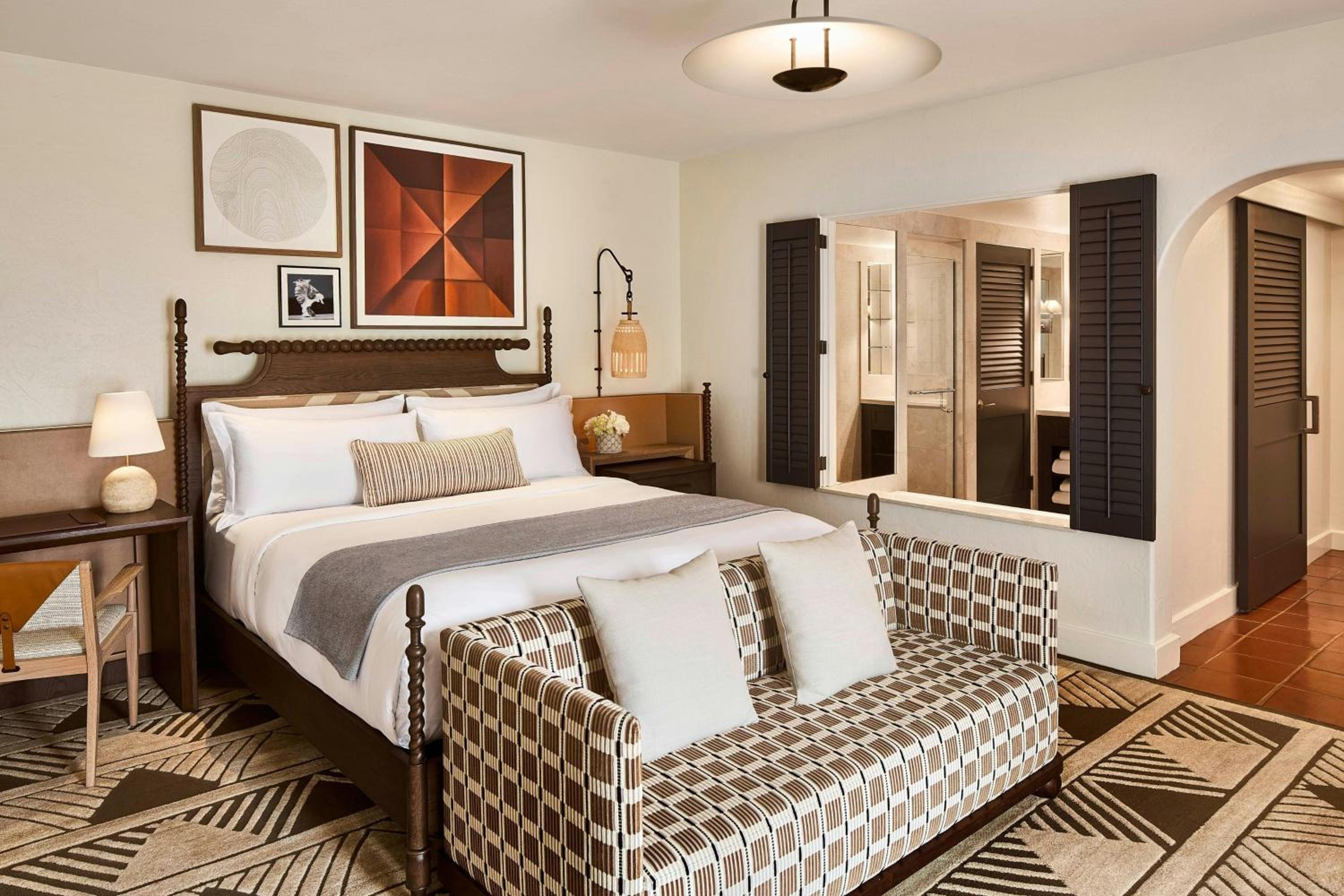 Deluxe King Guest Room with Balcony and Garden View