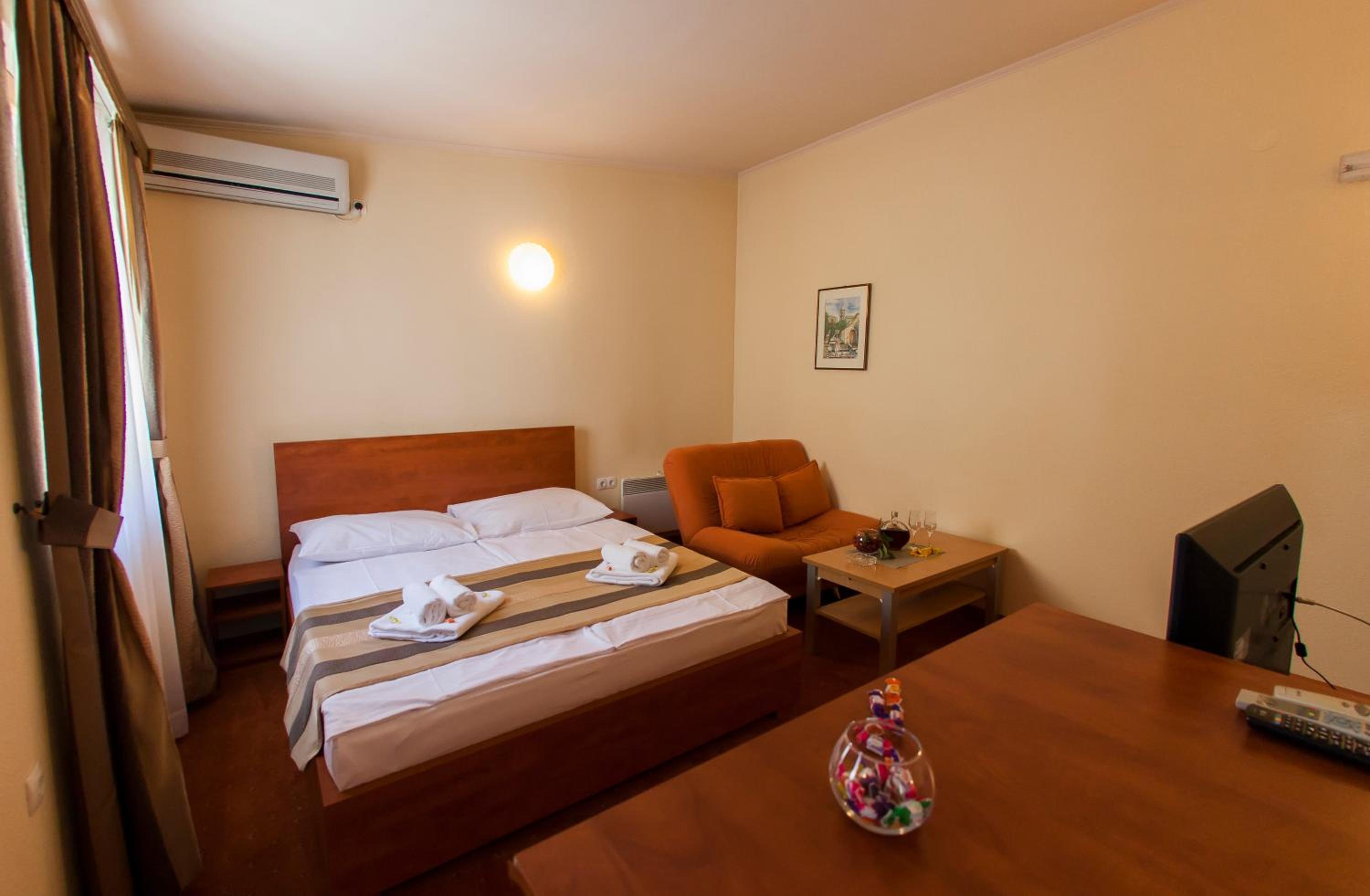 Suite - Photo 1