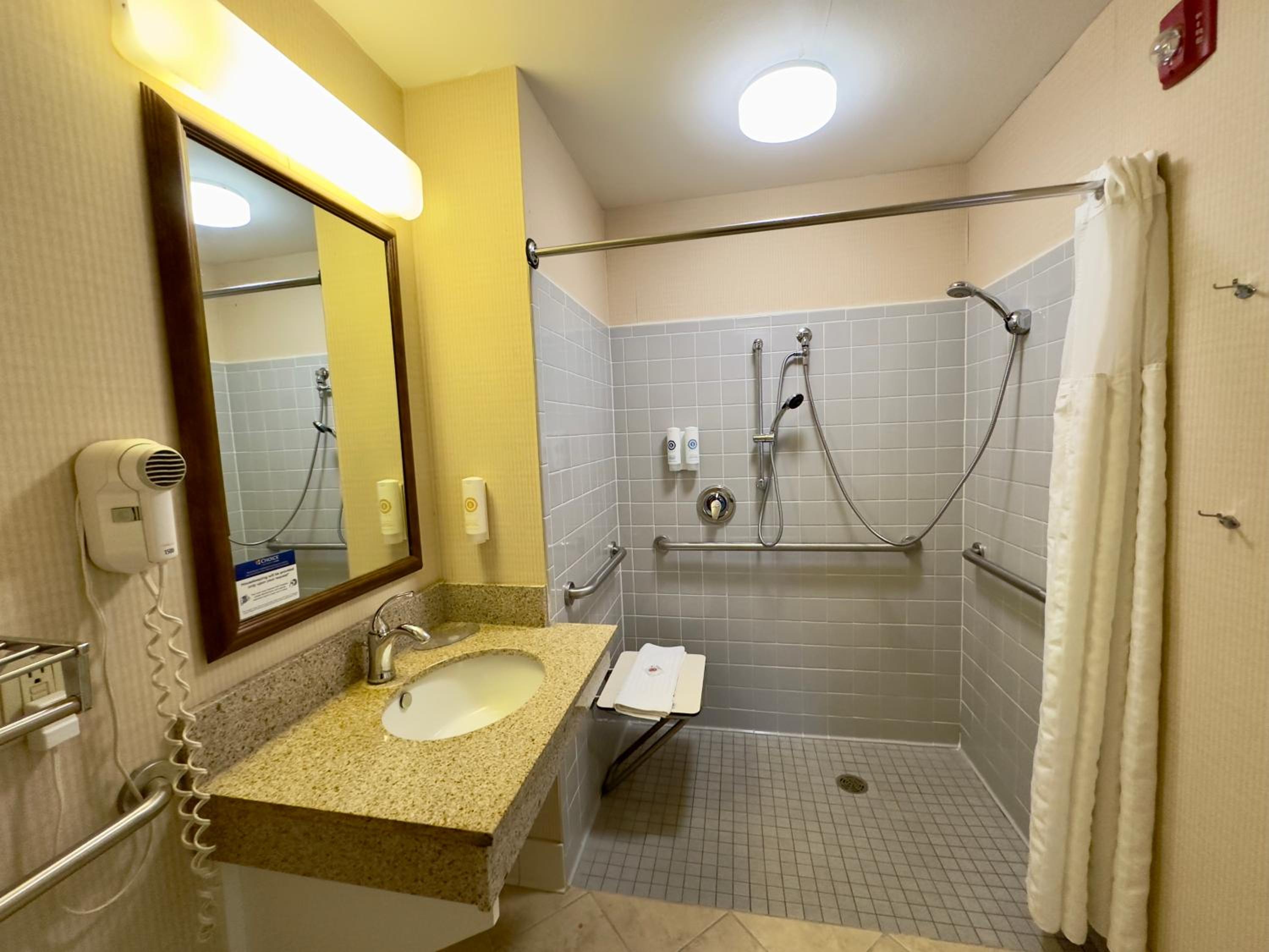 Queen Suite with Two Queen Beds - Accessible/Non-Smoking - Photo 12
