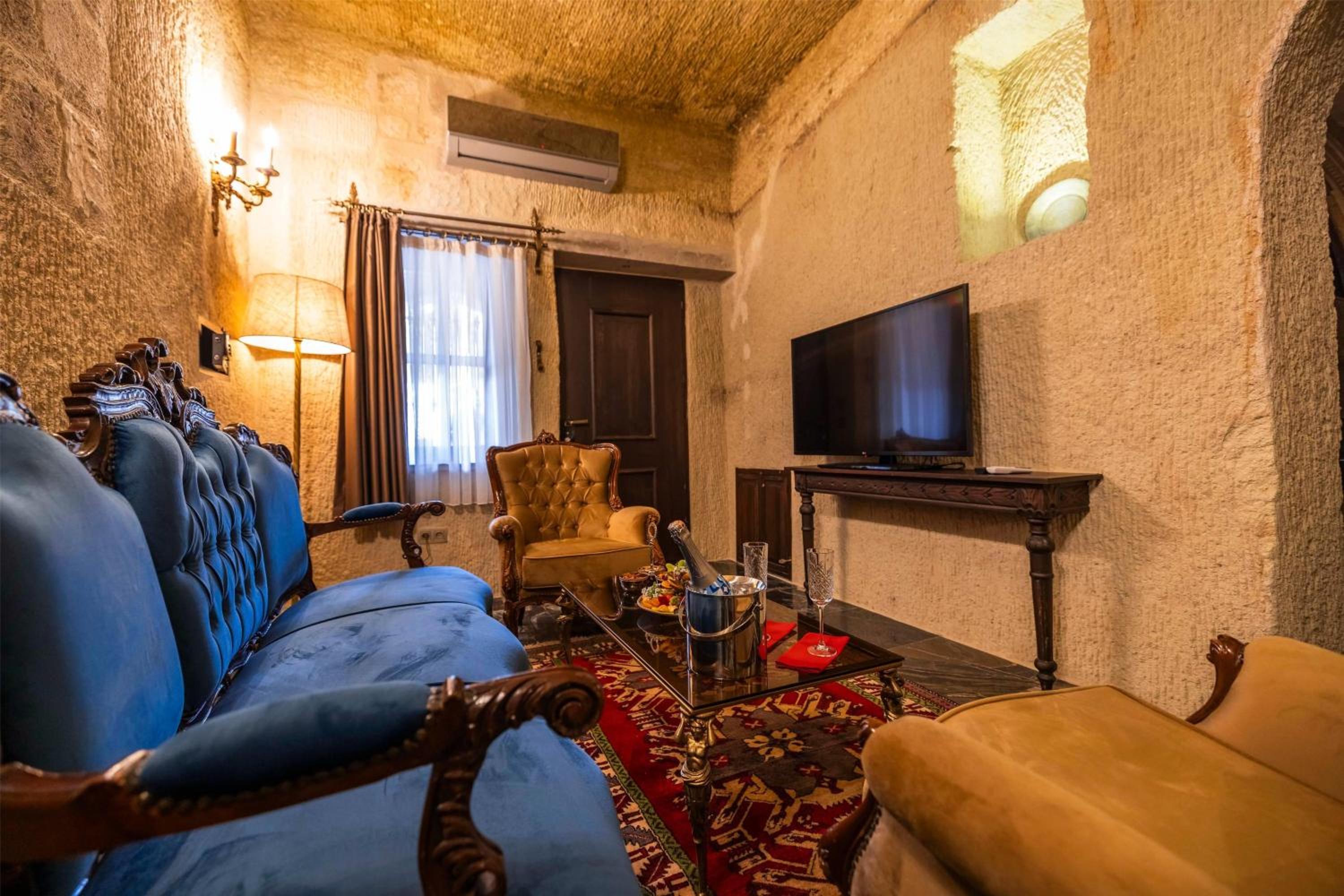 Signature Double Pool Suite