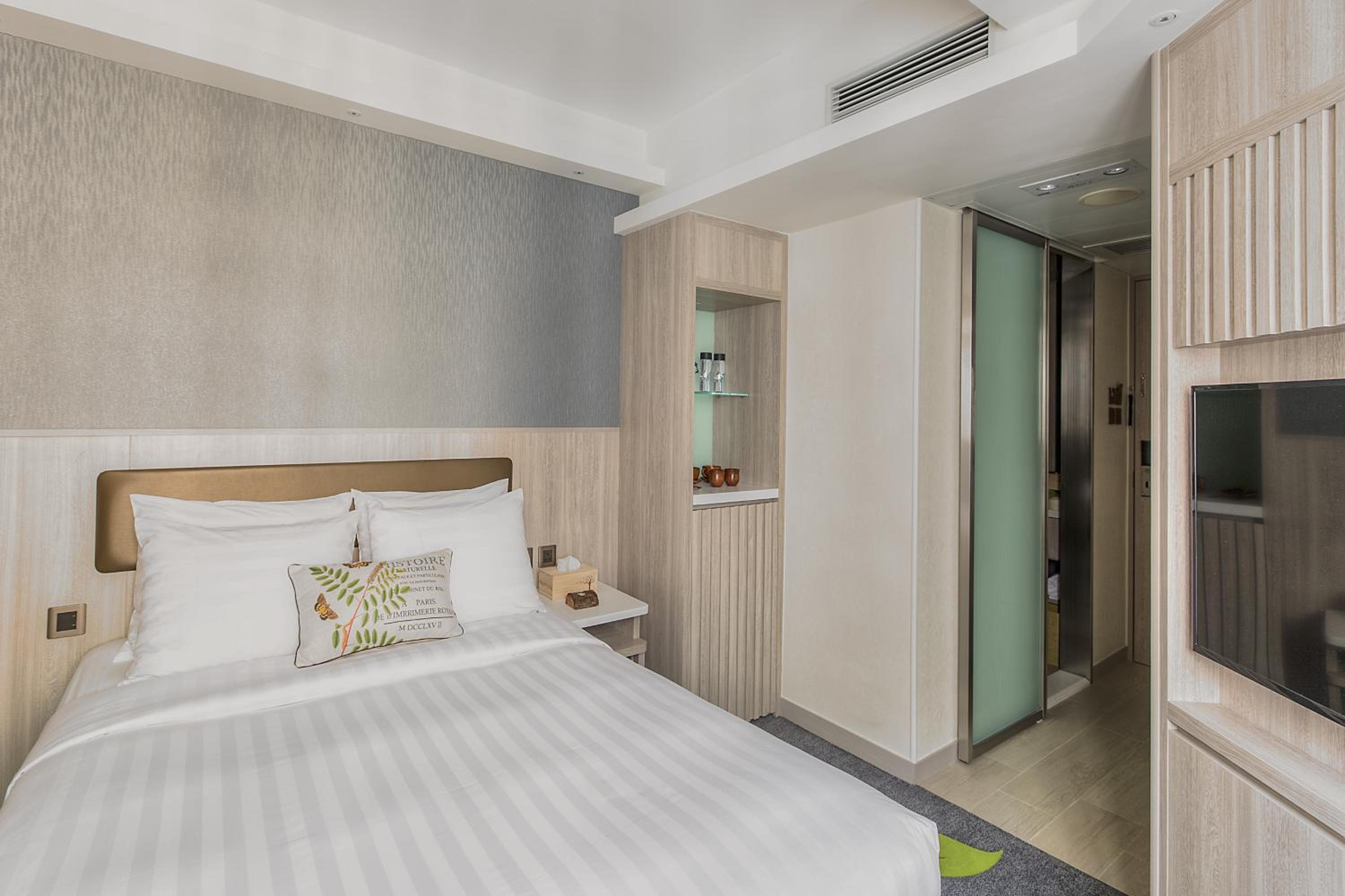 Oak Room (Long Stay Package with Housekeeping Service 2-times/week) photo 1