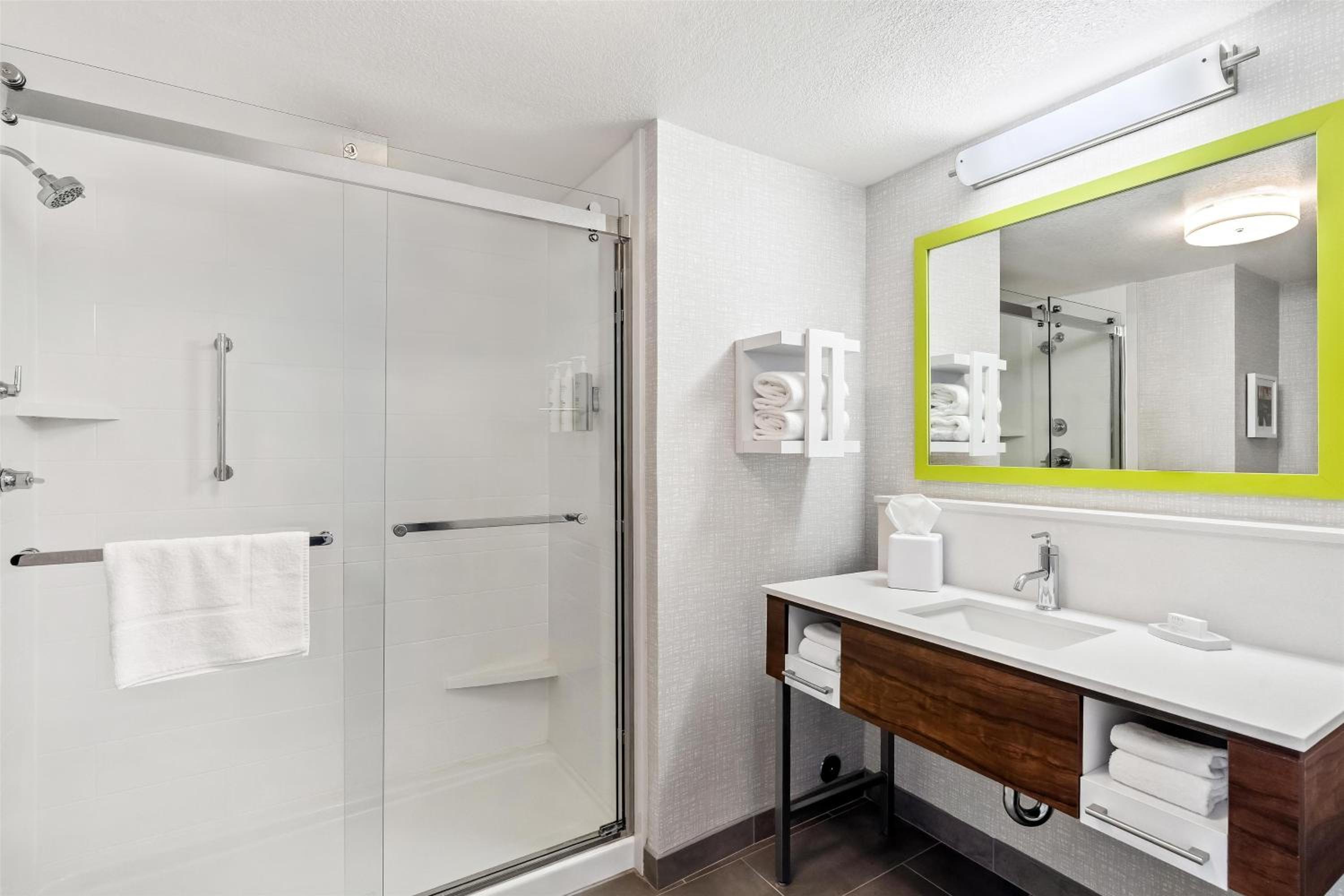 King Studio Suite with Large Bathroom and Rain Shower - Non-Smoking - Photo 1