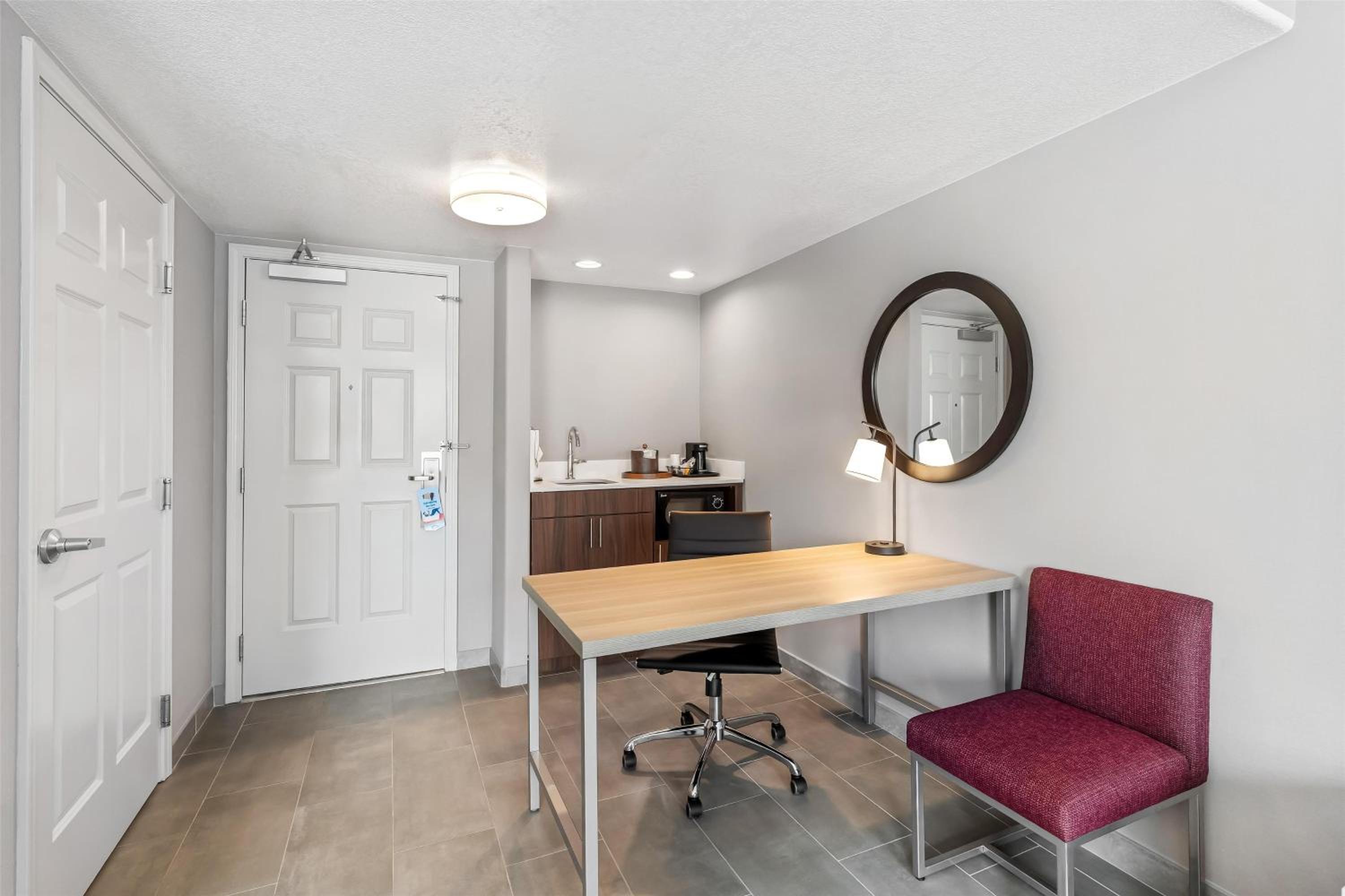 King Studio Suite with Large Bathroom and Rain Shower - Non-Smoking - Photo 2