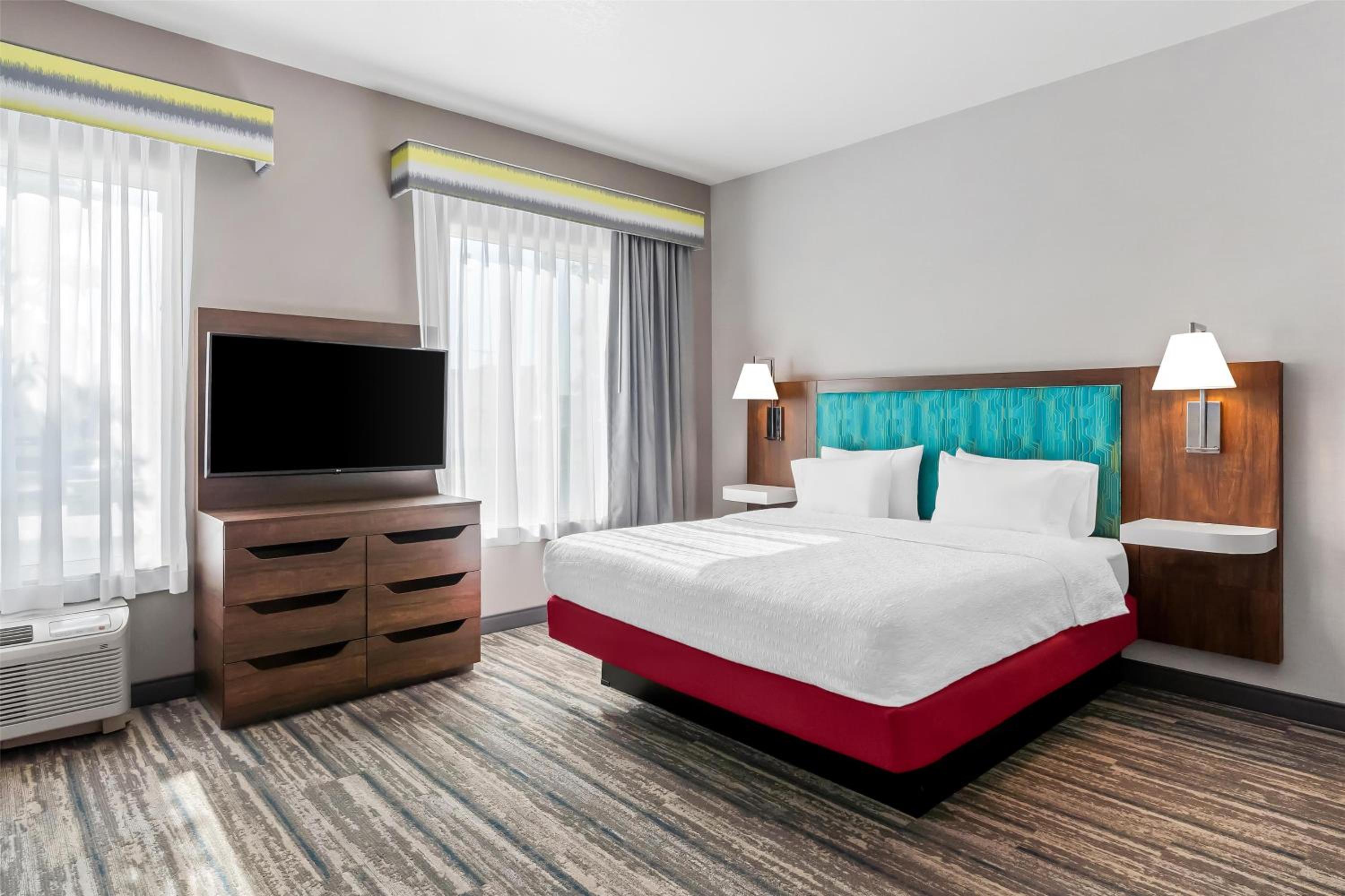 King Studio Suite with Large Bathroom and Rain Shower - Non-Smoking - Photo 4