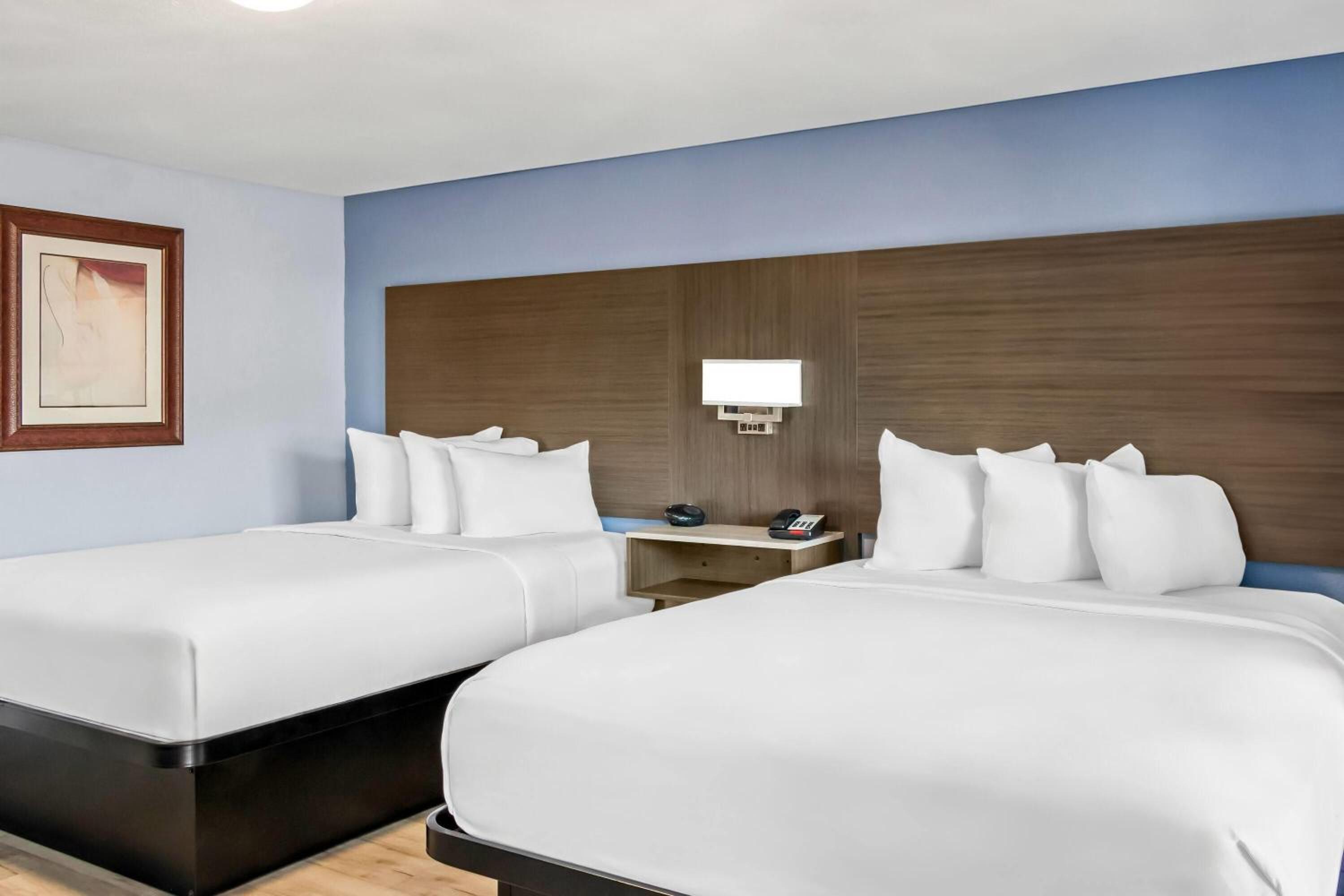 Queen Room with Two Queen Beds - Non-Smoking - Photo 2