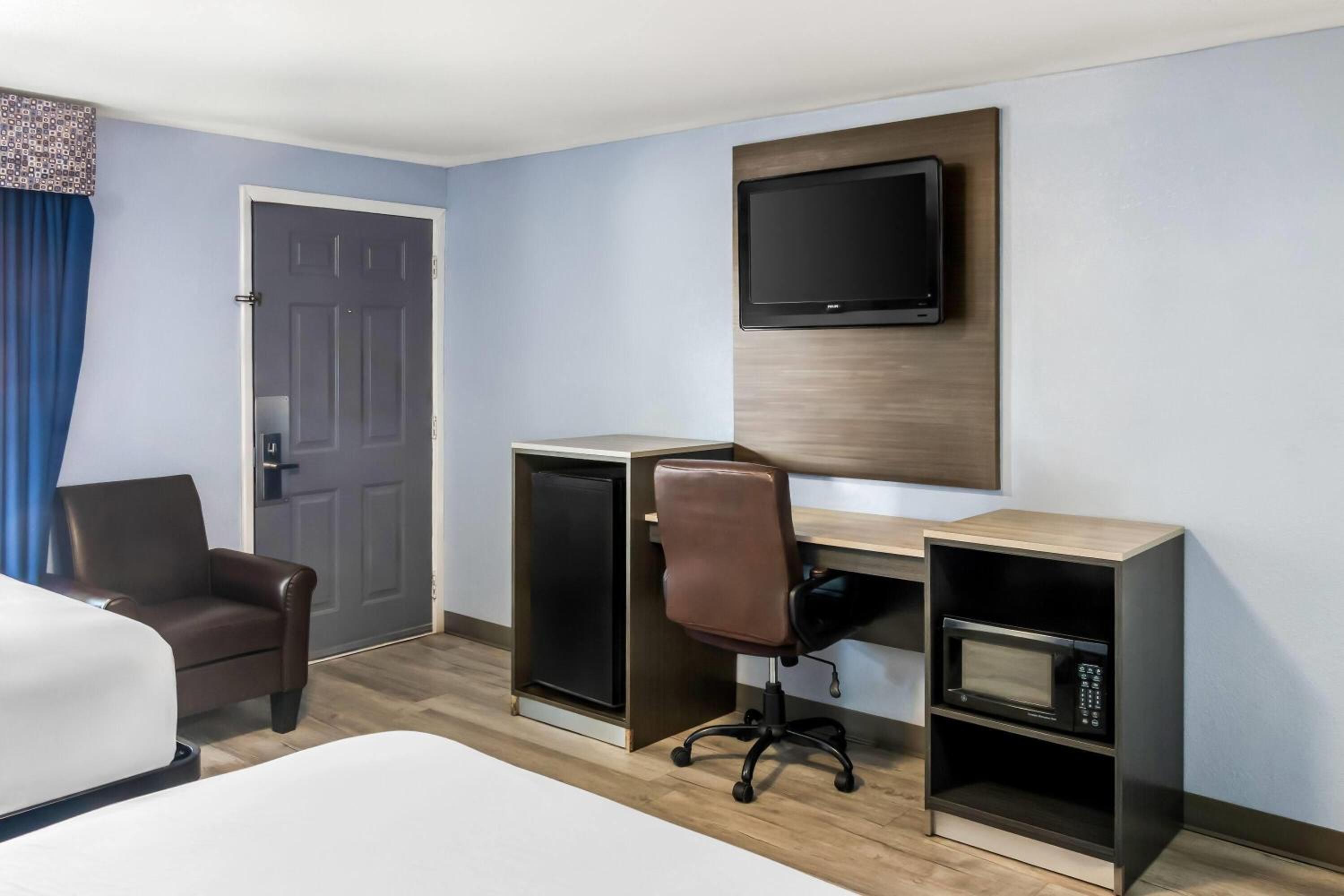 Queen Room with Two Queen Beds - Non-Smoking - Photo 3
