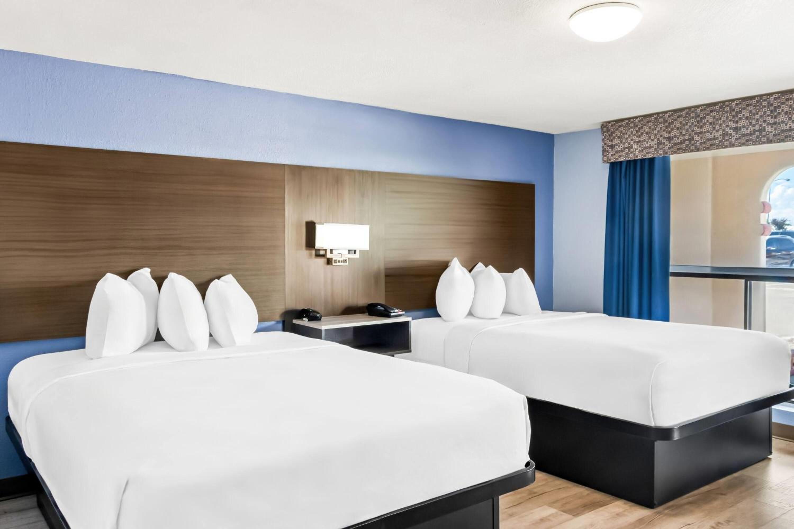 Queen Room with Two Queen Beds - Non-Smoking - Photo 1