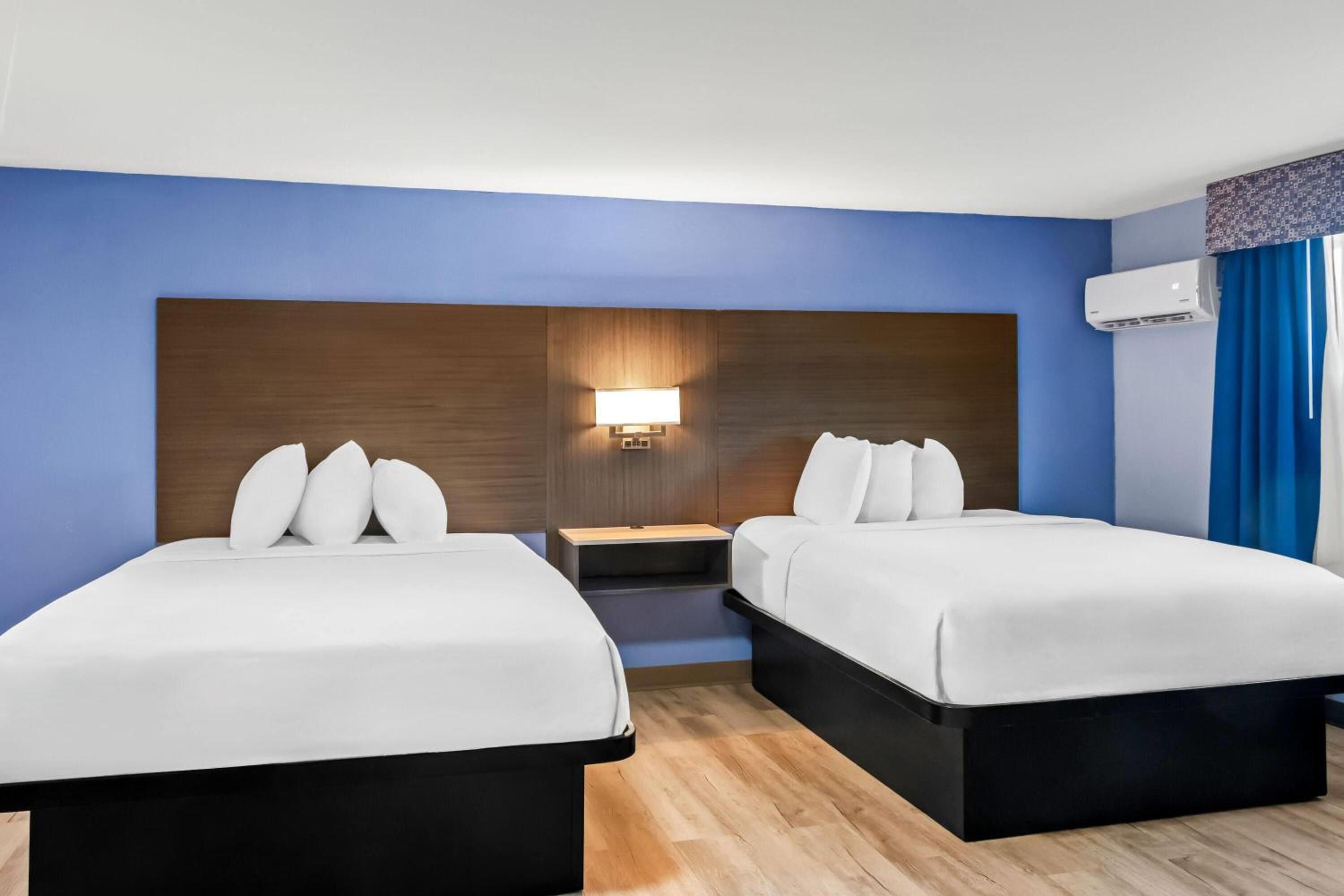 Queen Room with Three Queen Beds - Non-Smoking - Photo 3