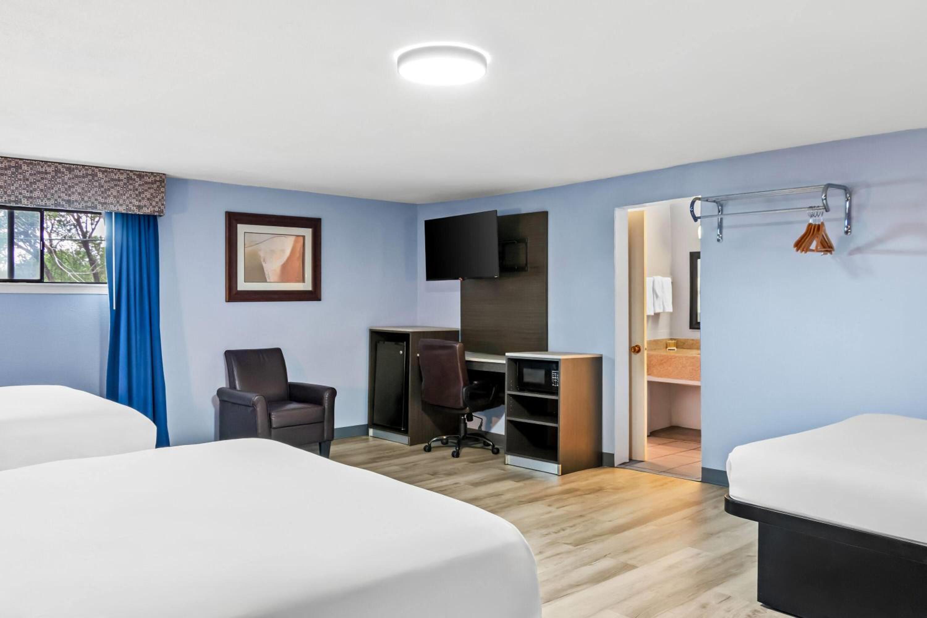 Queen Room with Three Queen Beds - Non-Smoking - Photo 5