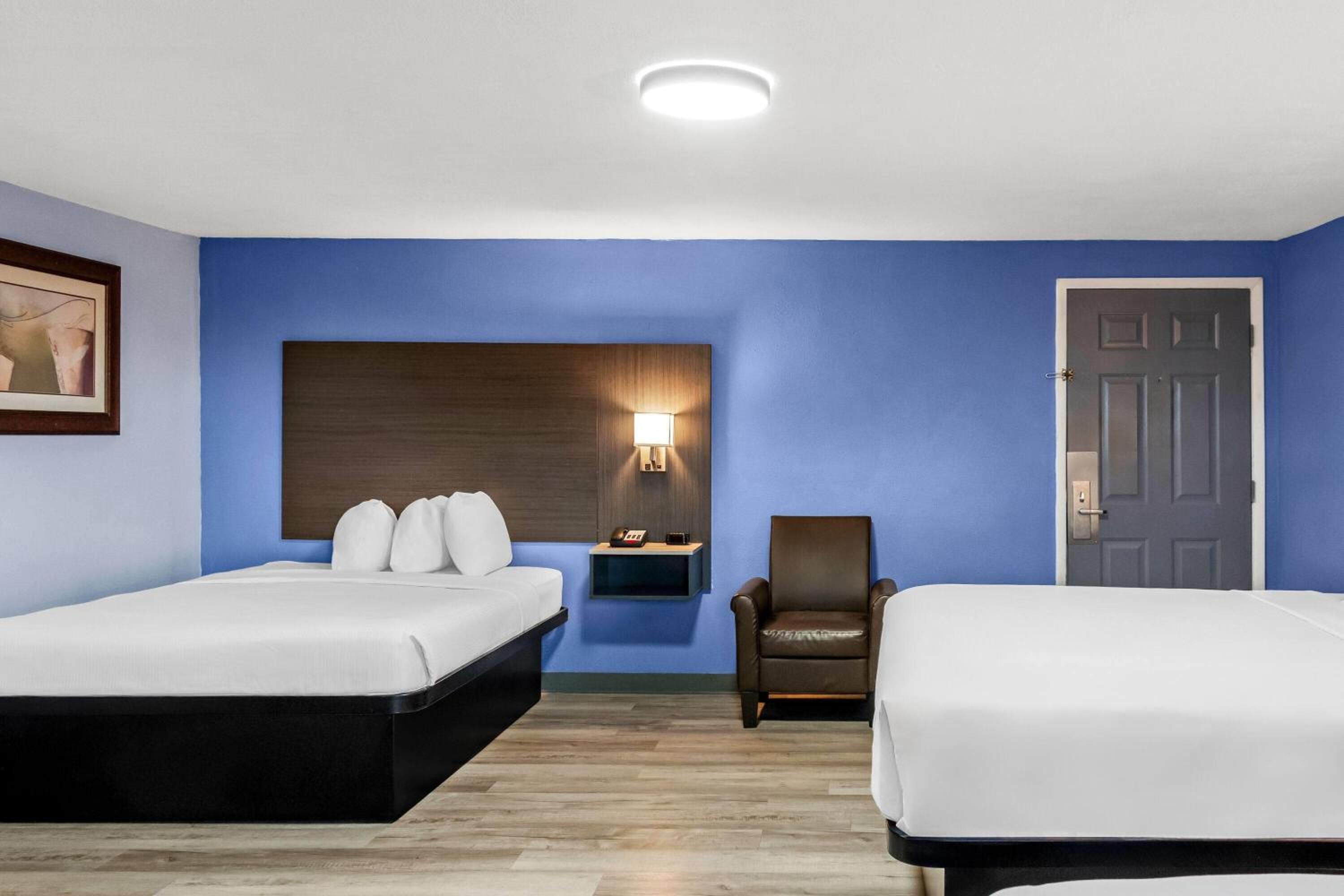 Queen Room with Three Queen Beds - Non-Smoking - Photo 4