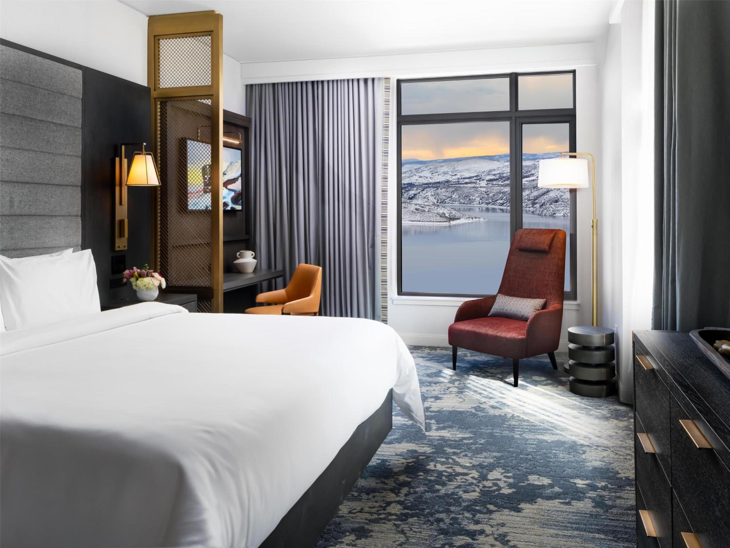 Corner King Room with One King Bed and One Twin Sofa Bed photo 2