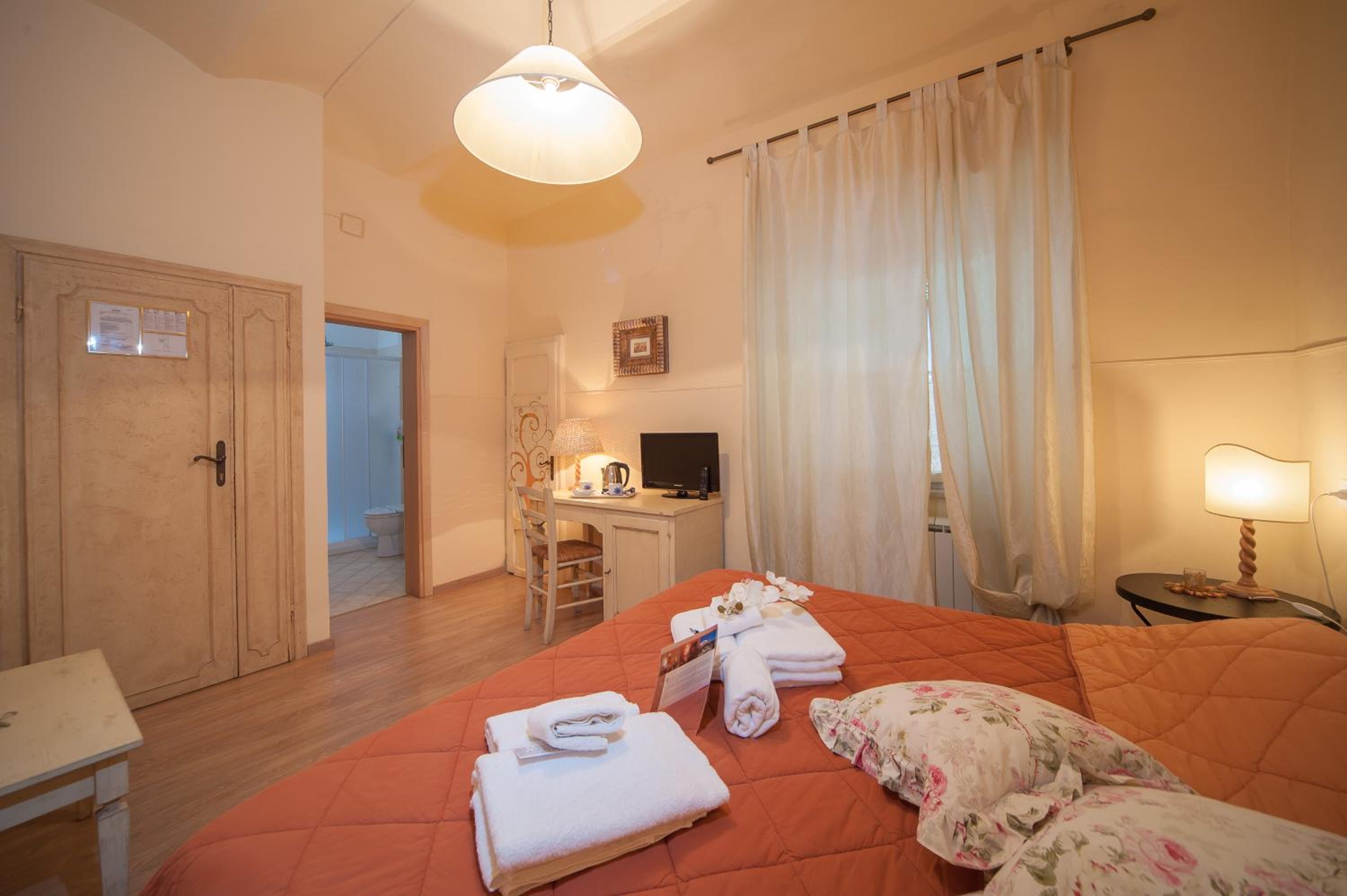 Standard Double Or Twin Room - Photo 15
