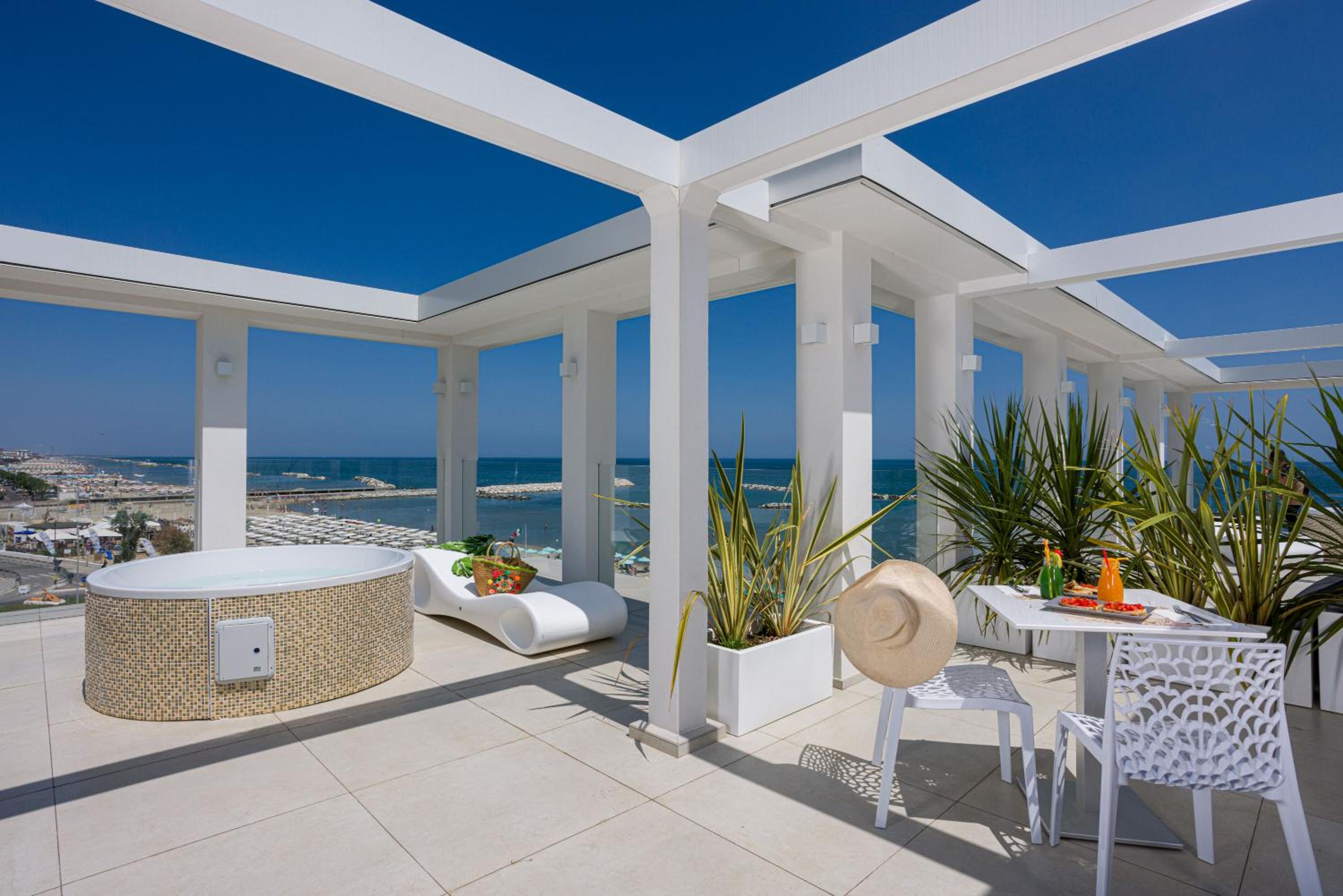 Junior Suite with Jacuzzi and Sea View photo 2
